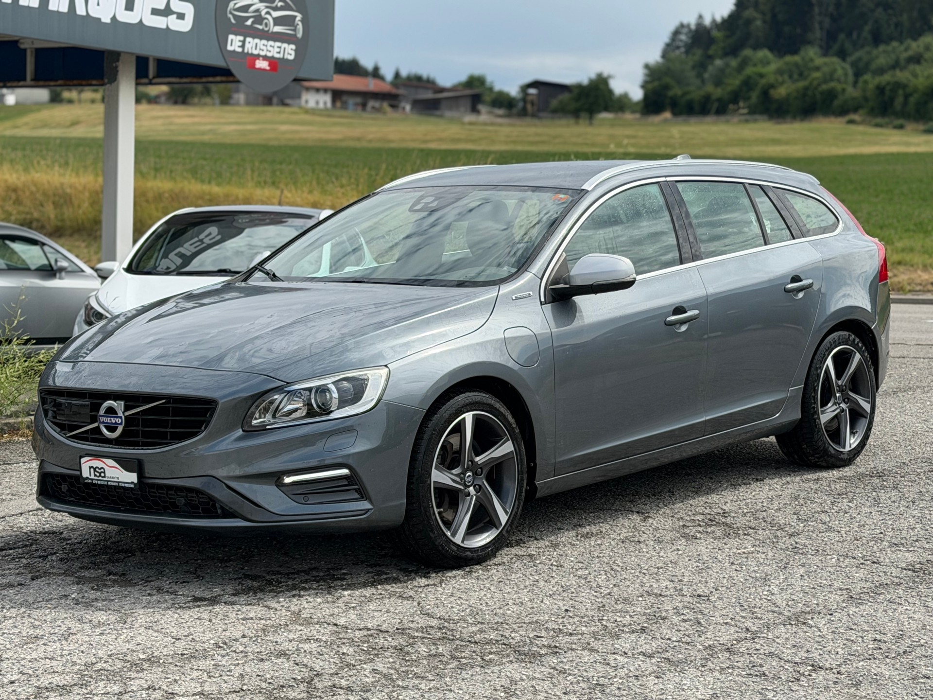 VOLVO V60 D6 AWD Plug-in Hybrid Momentum R-Design-image-2