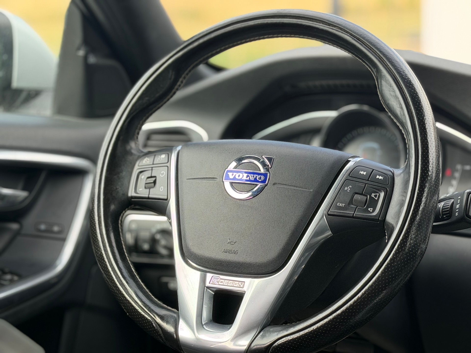 VOLVO V60 D6 AWD Plug-in Hybrid Momentum R-Design-image-6