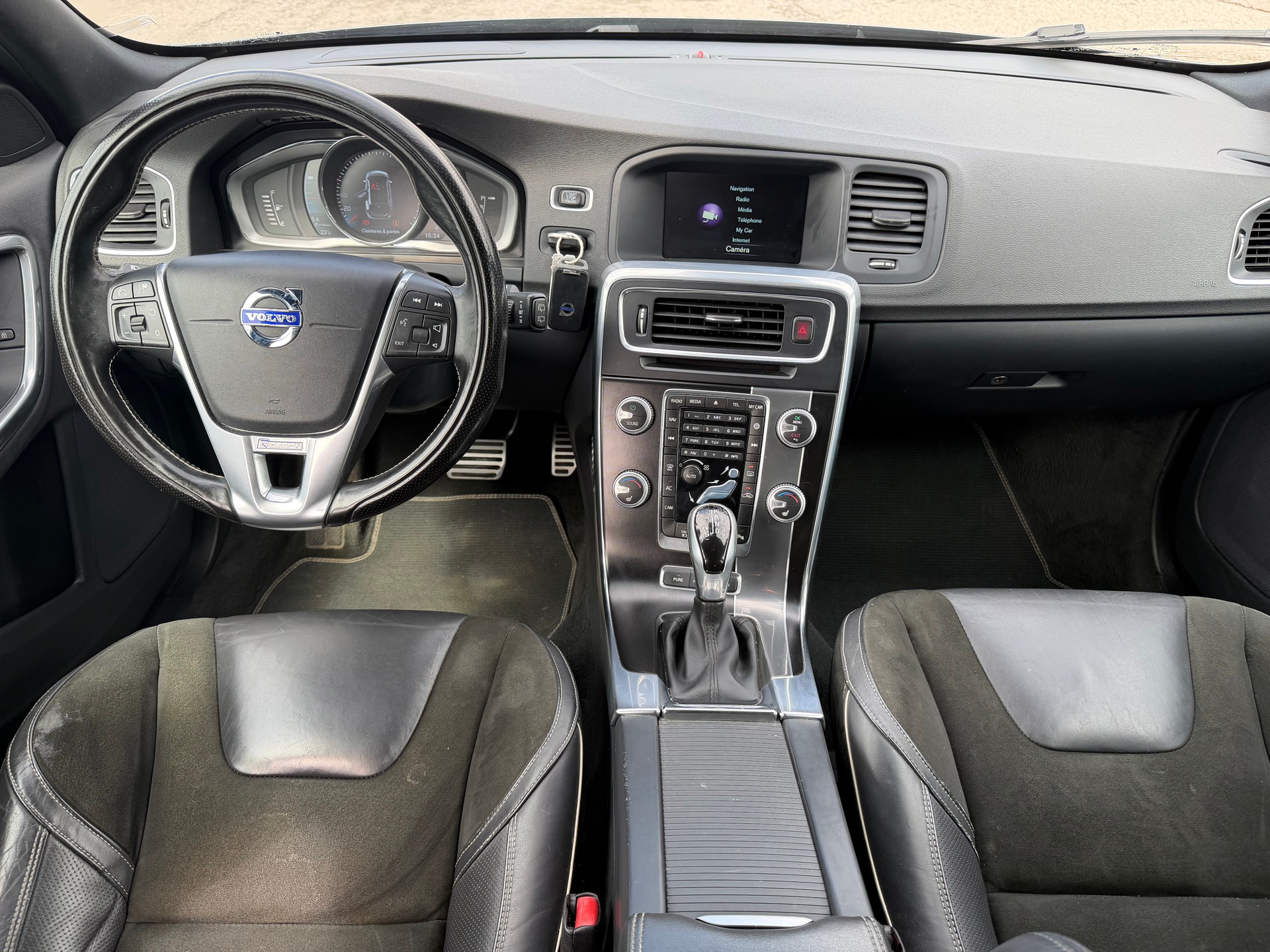 VOLVO V60 D6 AWD Plug-in Hybrid Momentum R-Design-image-7