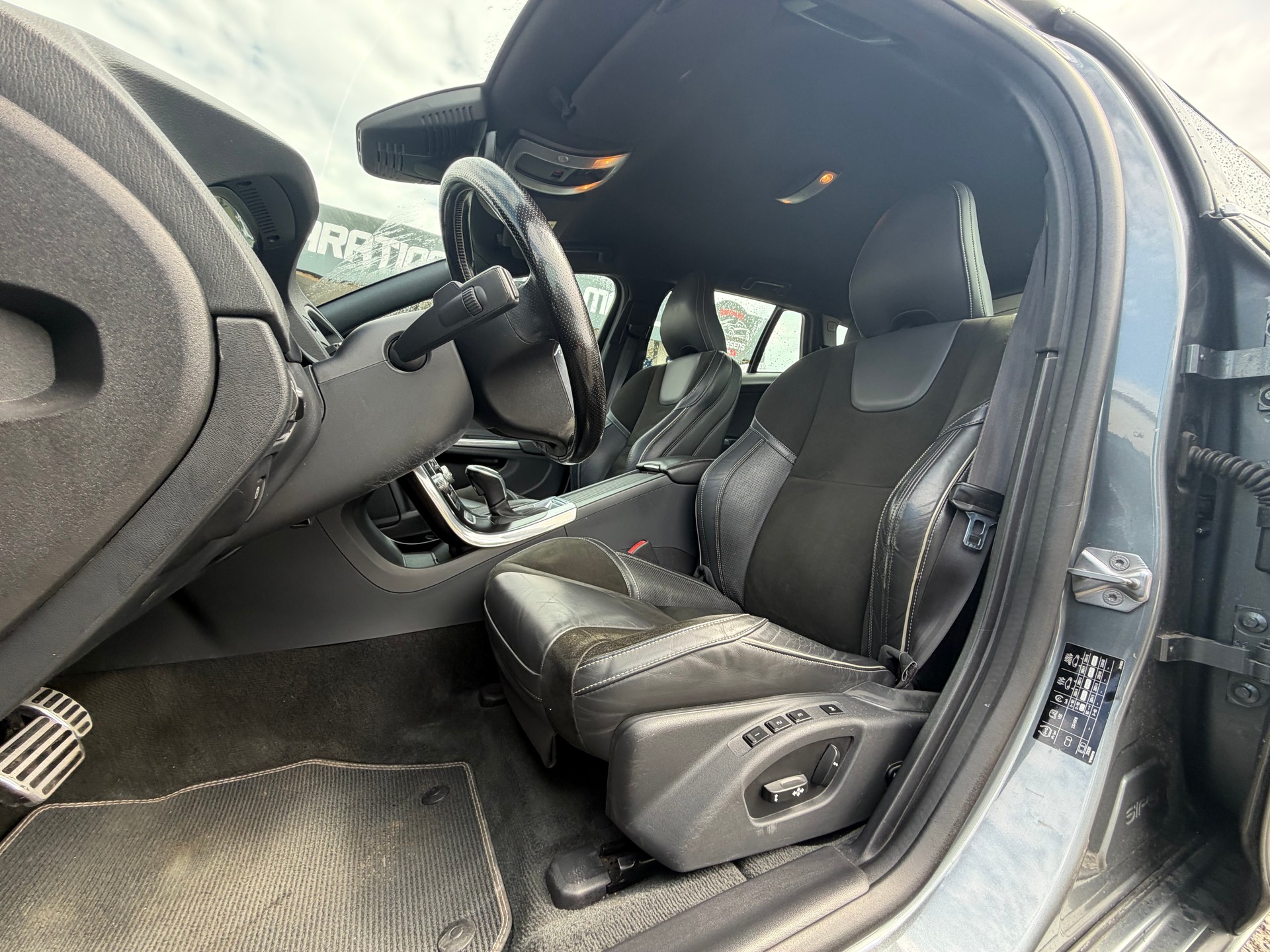 VOLVO V60 D6 AWD Plug-in Hybrid Momentum R-Design-image-8