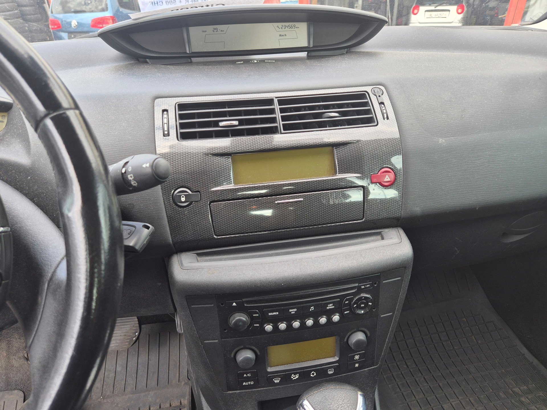 CITROEN C4 Berline 1.6i 16V SX-image-12