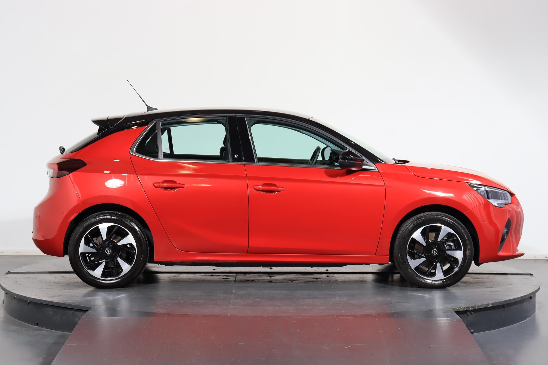 OPEL Corsa-e Elegance-showroom-element-1