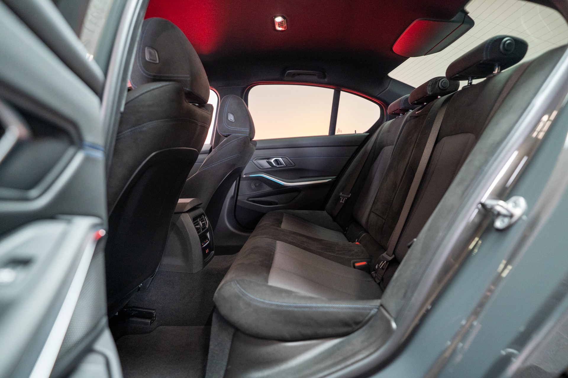 BMW 320i M Sport SAG / 360°Kamera / HeadUp / el.Heckklappe-image-12