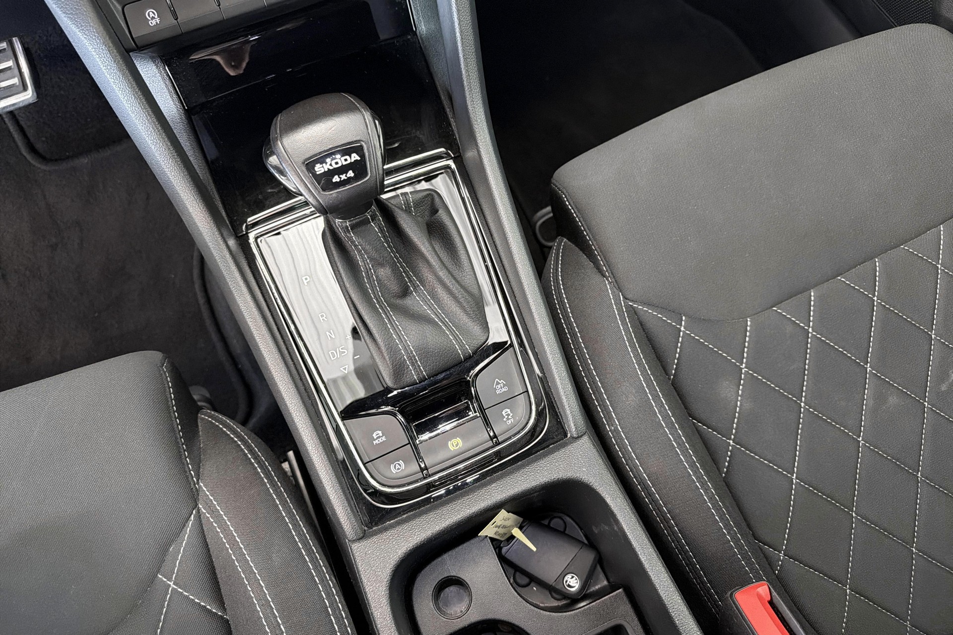SKODA Karoq 2.0 TSI SportLine 4x4 DSG-image-14