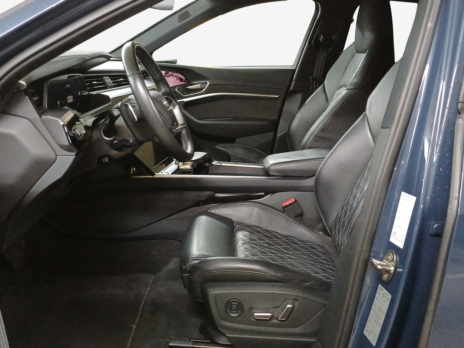 AUDI e-tron 55 Sportback S Line quattro-image-8