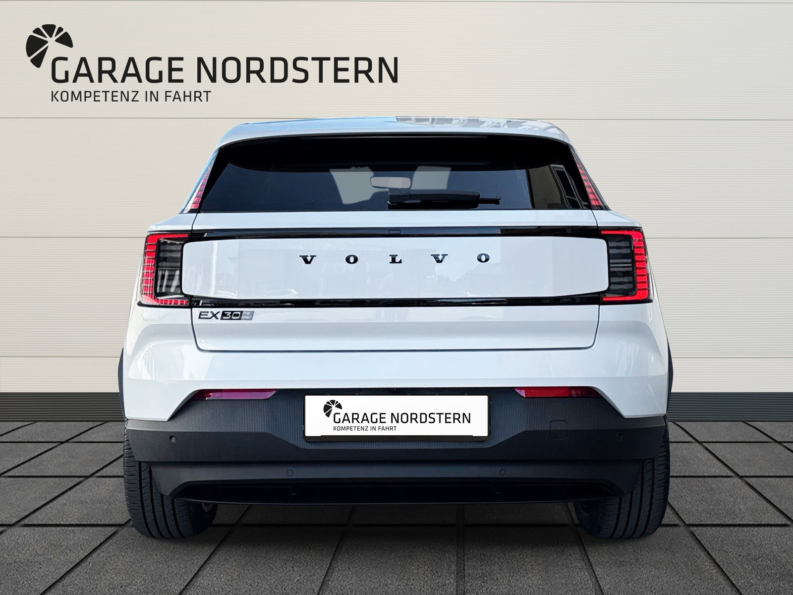 VOLVO EX30 E60 Plus Swiss Black Edition-showroom-element-3