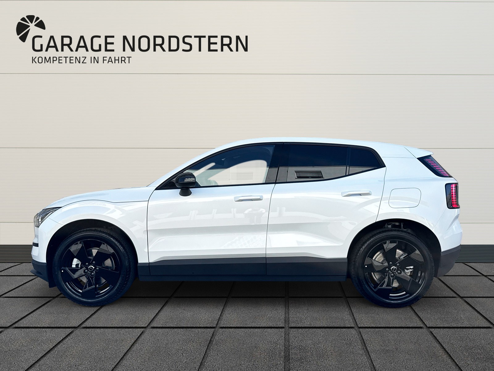 VOLVO EX30 E60 Plus Swiss Black Edition-showroom-element-1