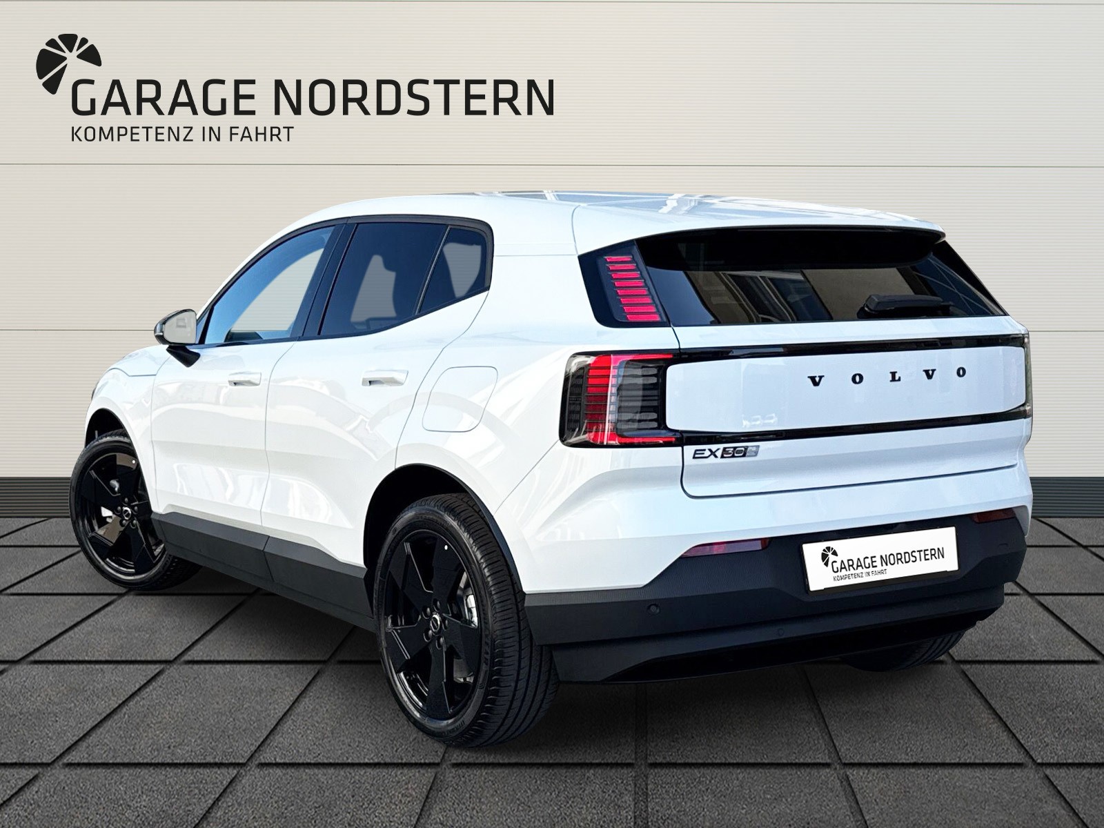 VOLVO EX30 E60 Plus Swiss Black Edition-showroom-element-2