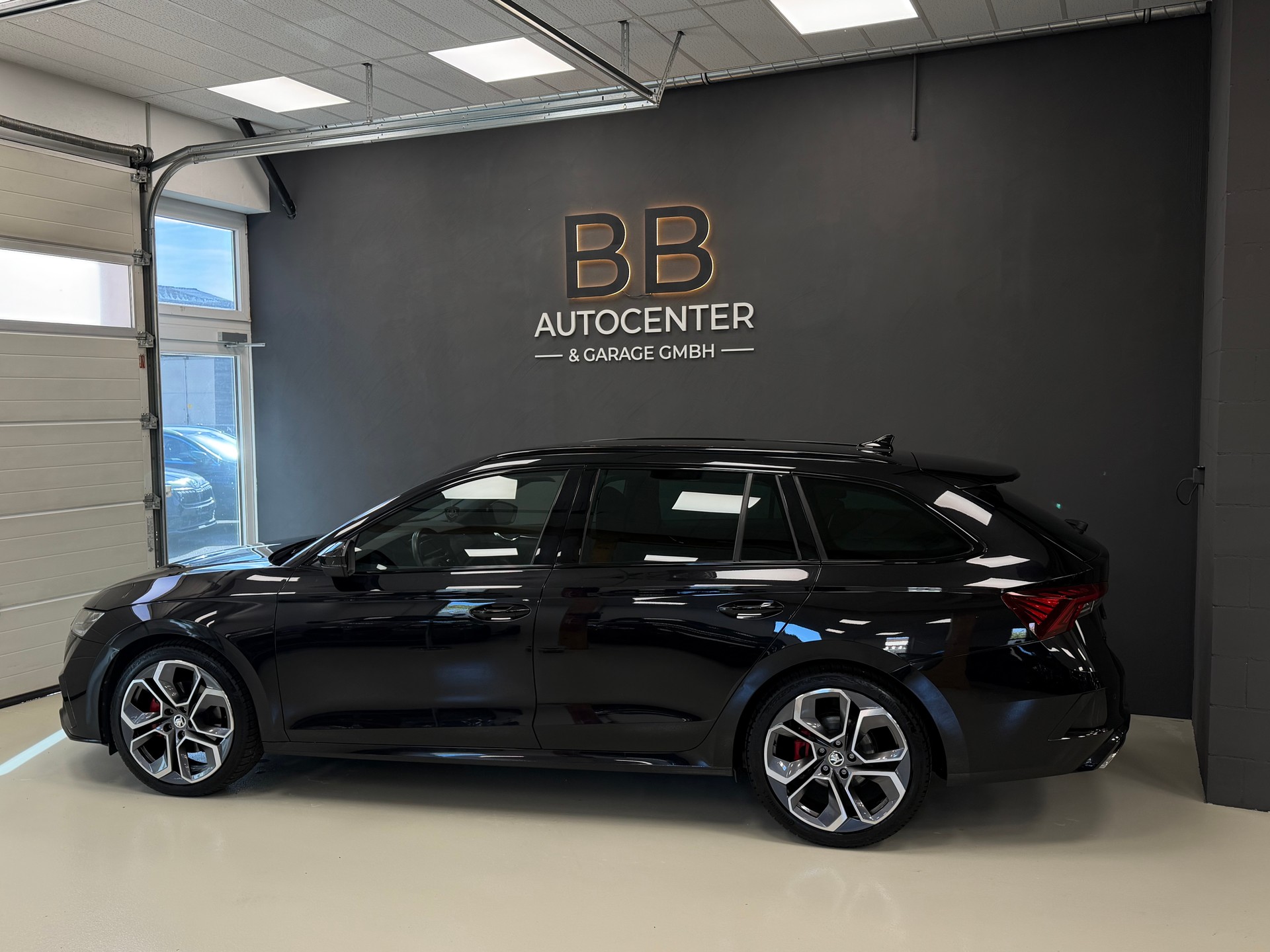 SKODA Octavia Combi 2.0 TDI DSG RS 4x4 °° 2 Jahre / 143'000 KM Garantie °°-showroom-element-3