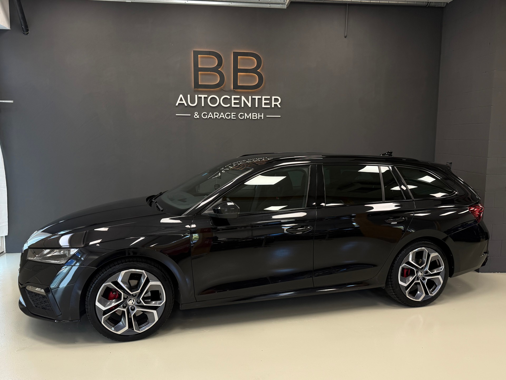 SKODA Octavia Combi 2.0 TDI DSG RS 4x4 °° 2 Jahre / 143'000 KM Garantie °°-showroom-element-2