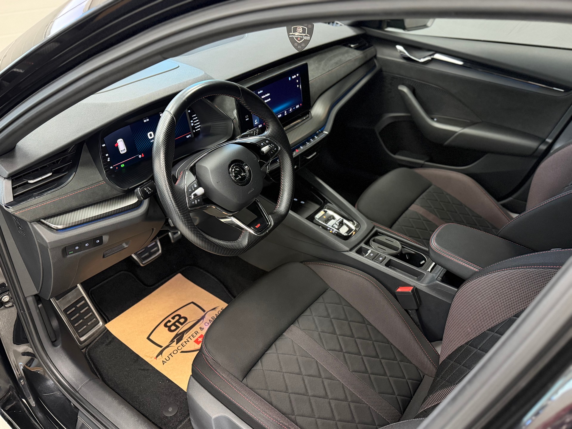 SKODA Octavia Combi 2.0 TDI DSG RS 4x4 °° 2 Jahre / 143'000 KM Garantie °°-image-10