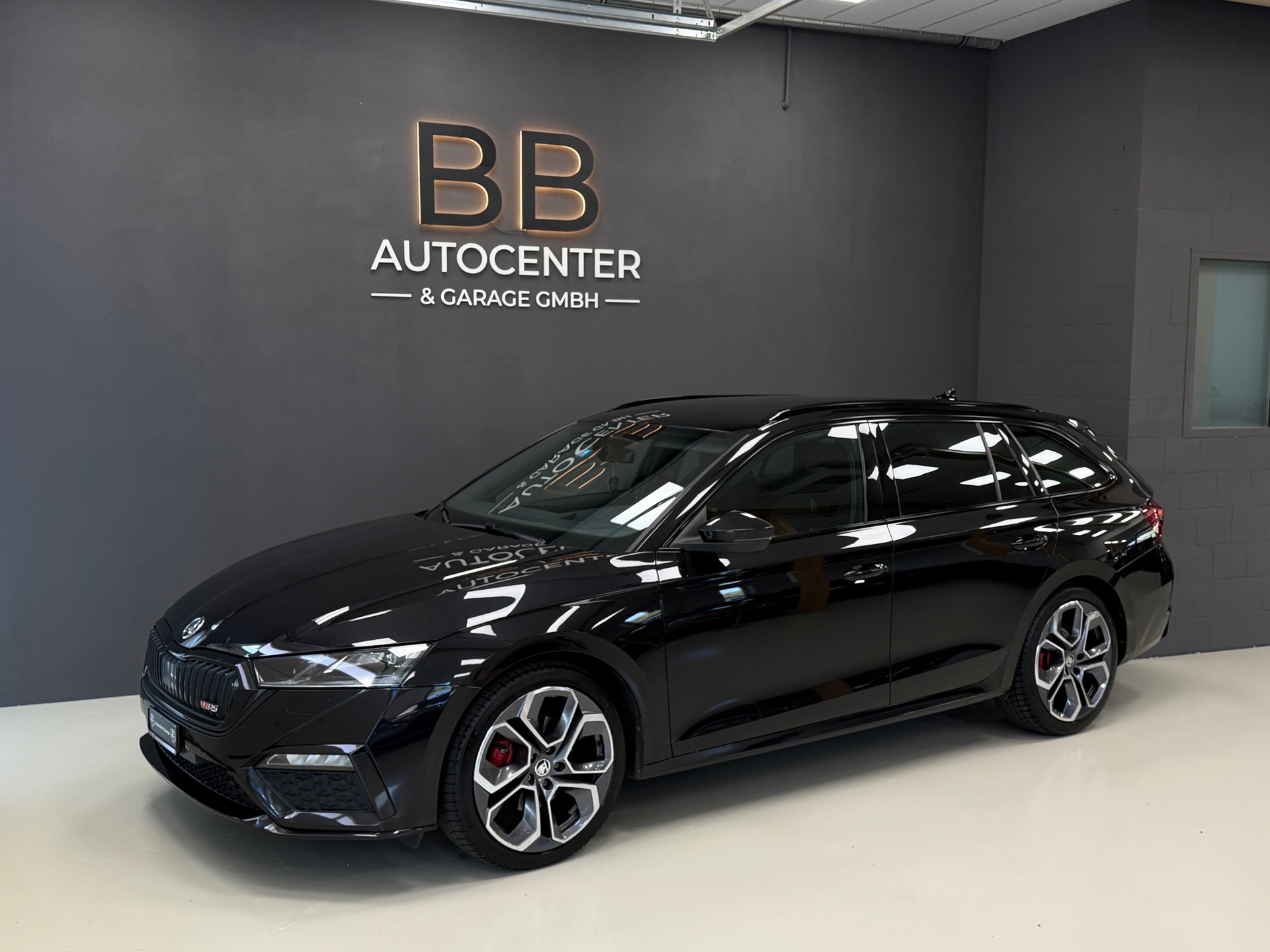 SKODA Octavia Combi 2.0 TDI DSG RS 4x4 °° 2 Jahre / 143'000 KM Garantie °°-showroom-element-1