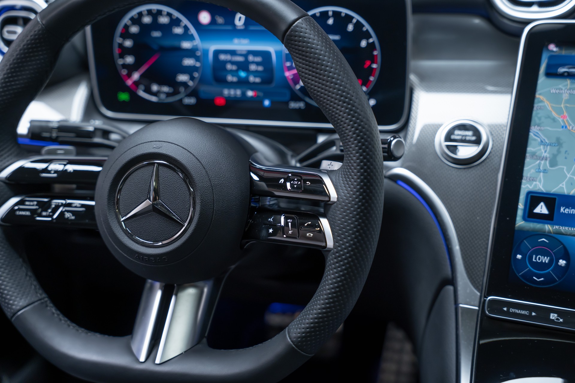 MERCEDES-BENZ GLC 300 AMG Line 4matic Coupé / Panorama-Glasdach / Burmester / 360°Kamera-image-33