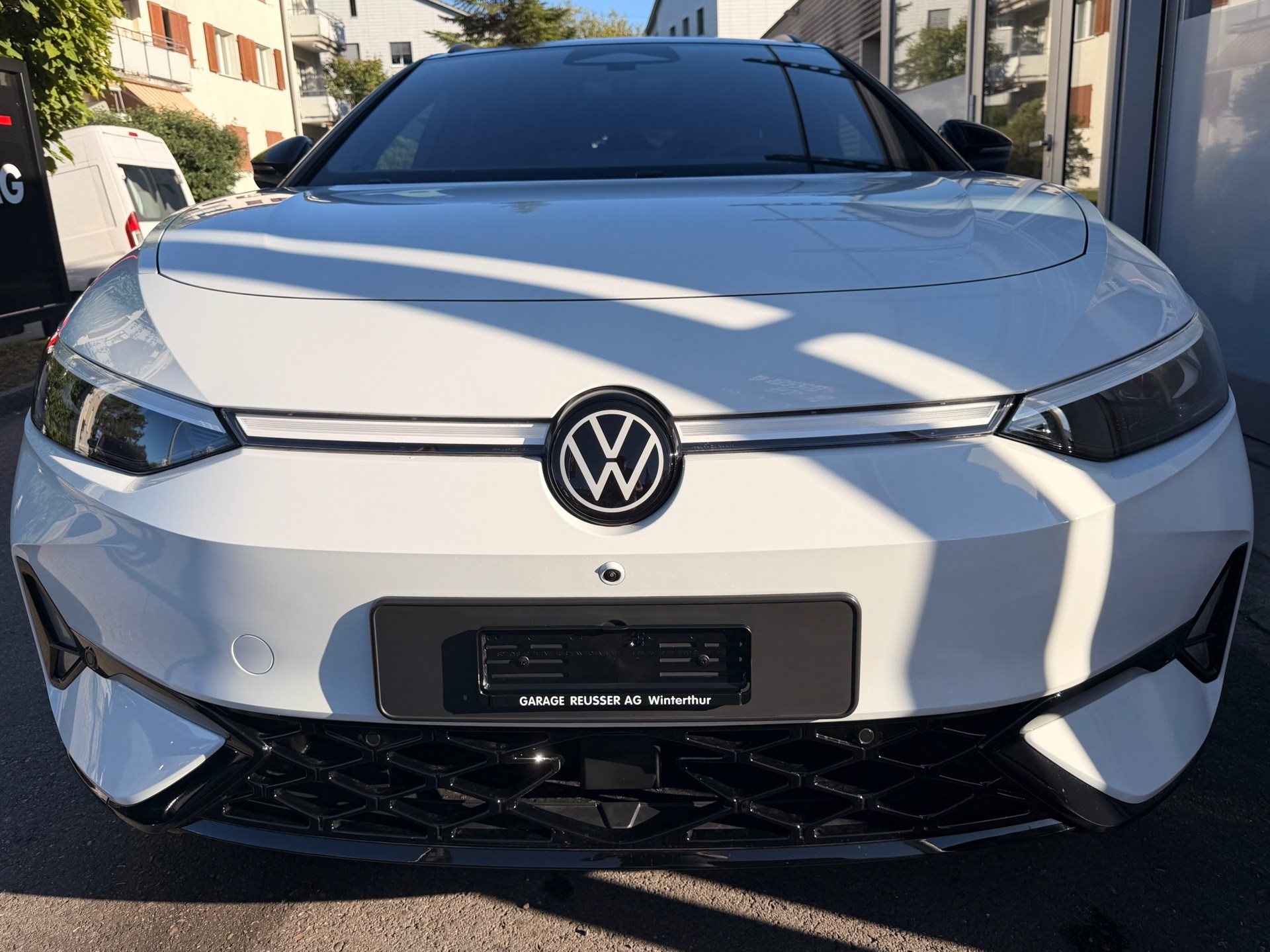 VW ID.7 TOURER GTX 340 PS 4MOTION *** VOLLAUSSTATTUG IN GLETSCHERWEISS ***-showroom-element-1