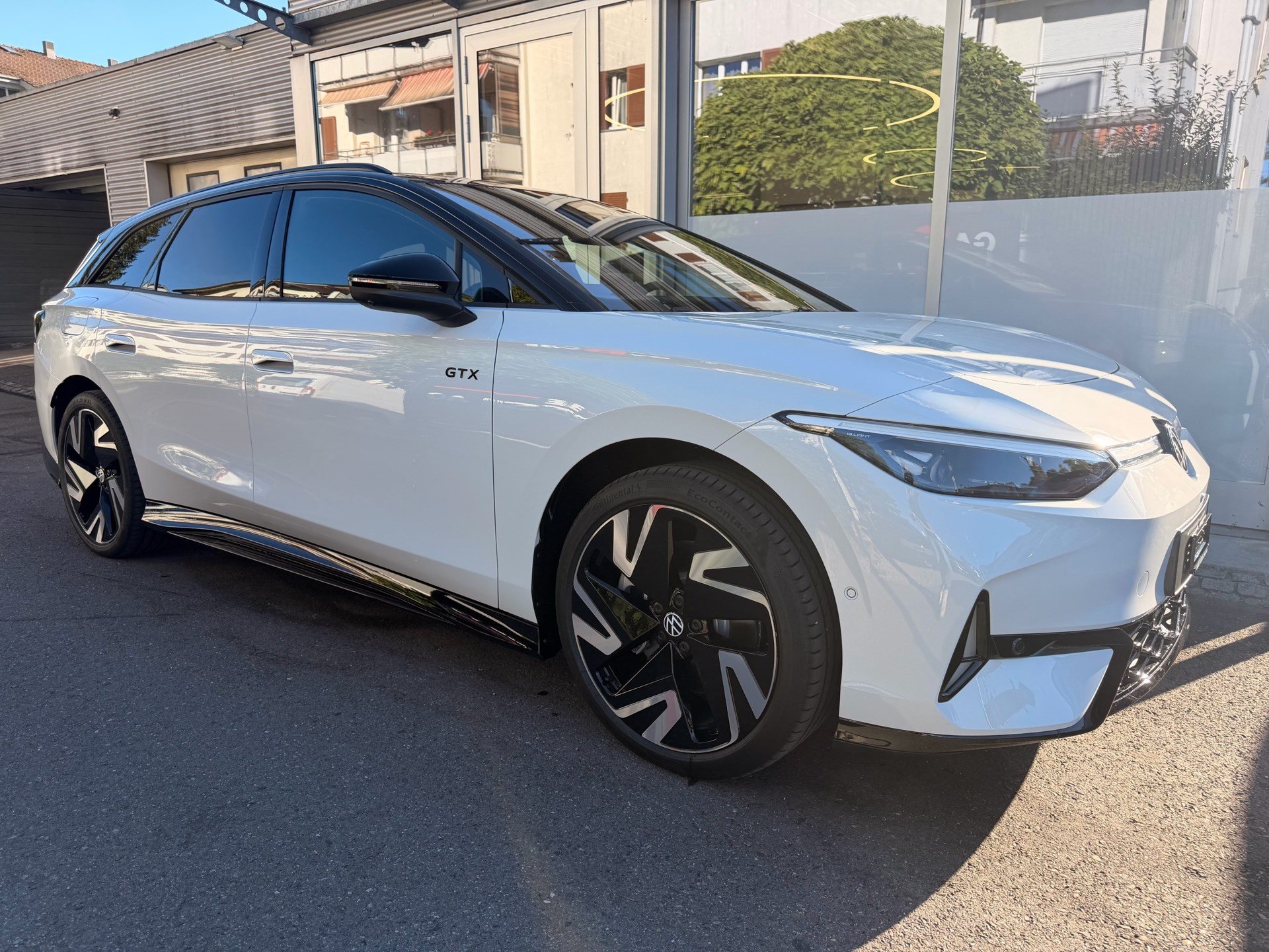 VW ID.7 TOURER GTX 340 PS 4MOTION *** VOLLAUSSTATTUG IN GLETSCHERWEISS ***-showroom-element-2
