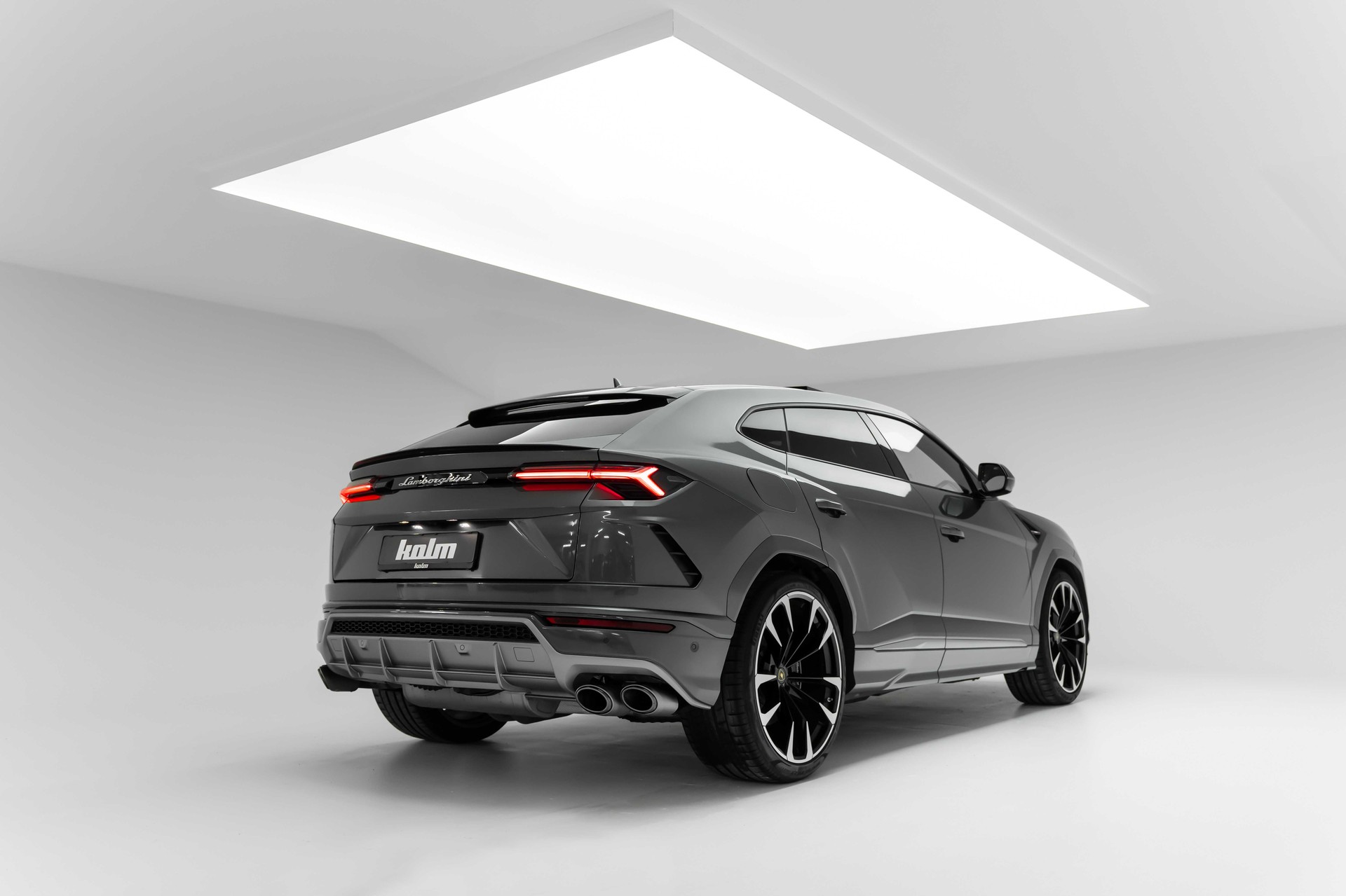 LAMBORGHINI Urus E-Gear-showroom-element-3