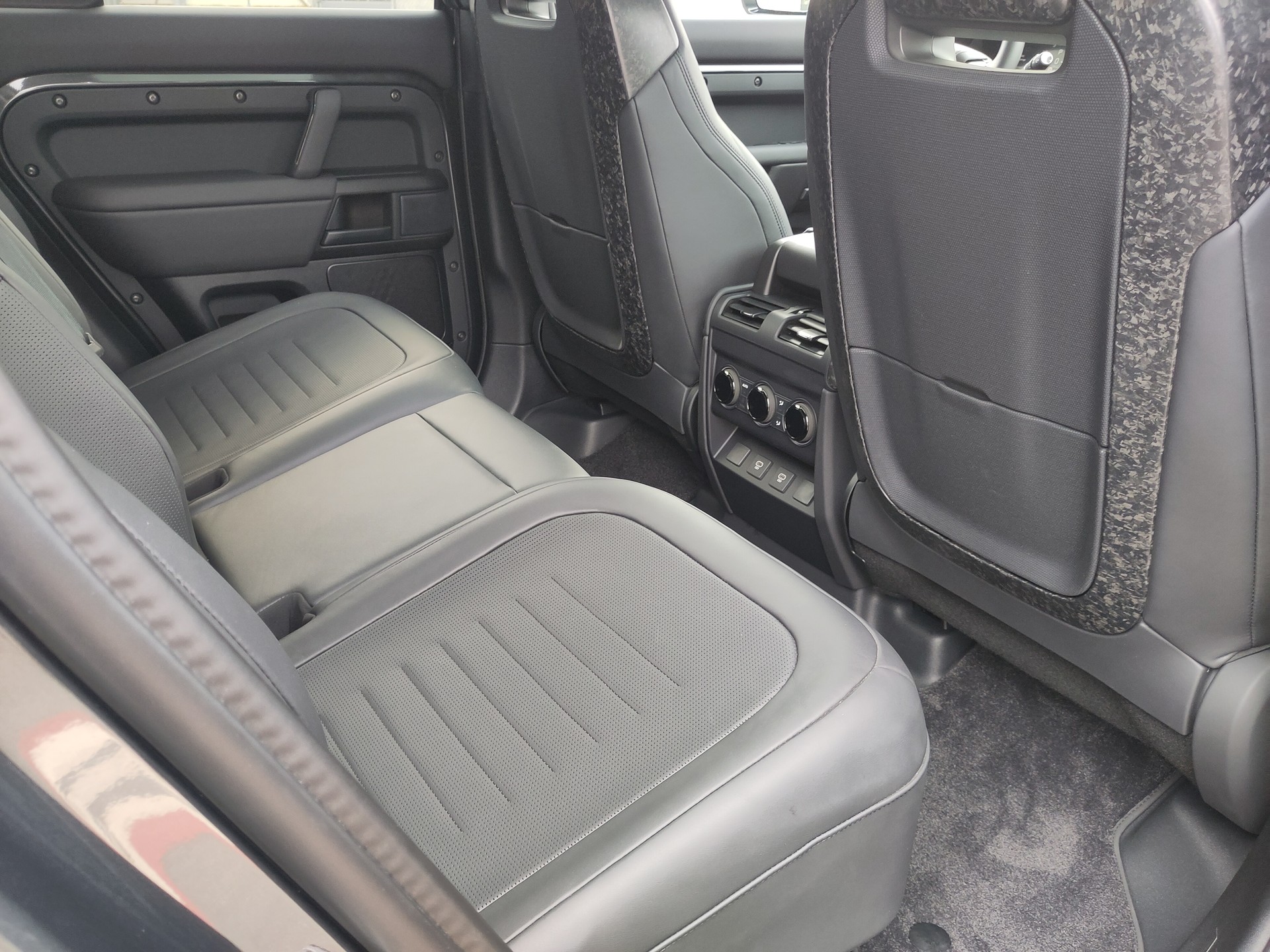 LAND ROVER Defender 110 635 V8 4.4 Octa Edition One AT8-image-10