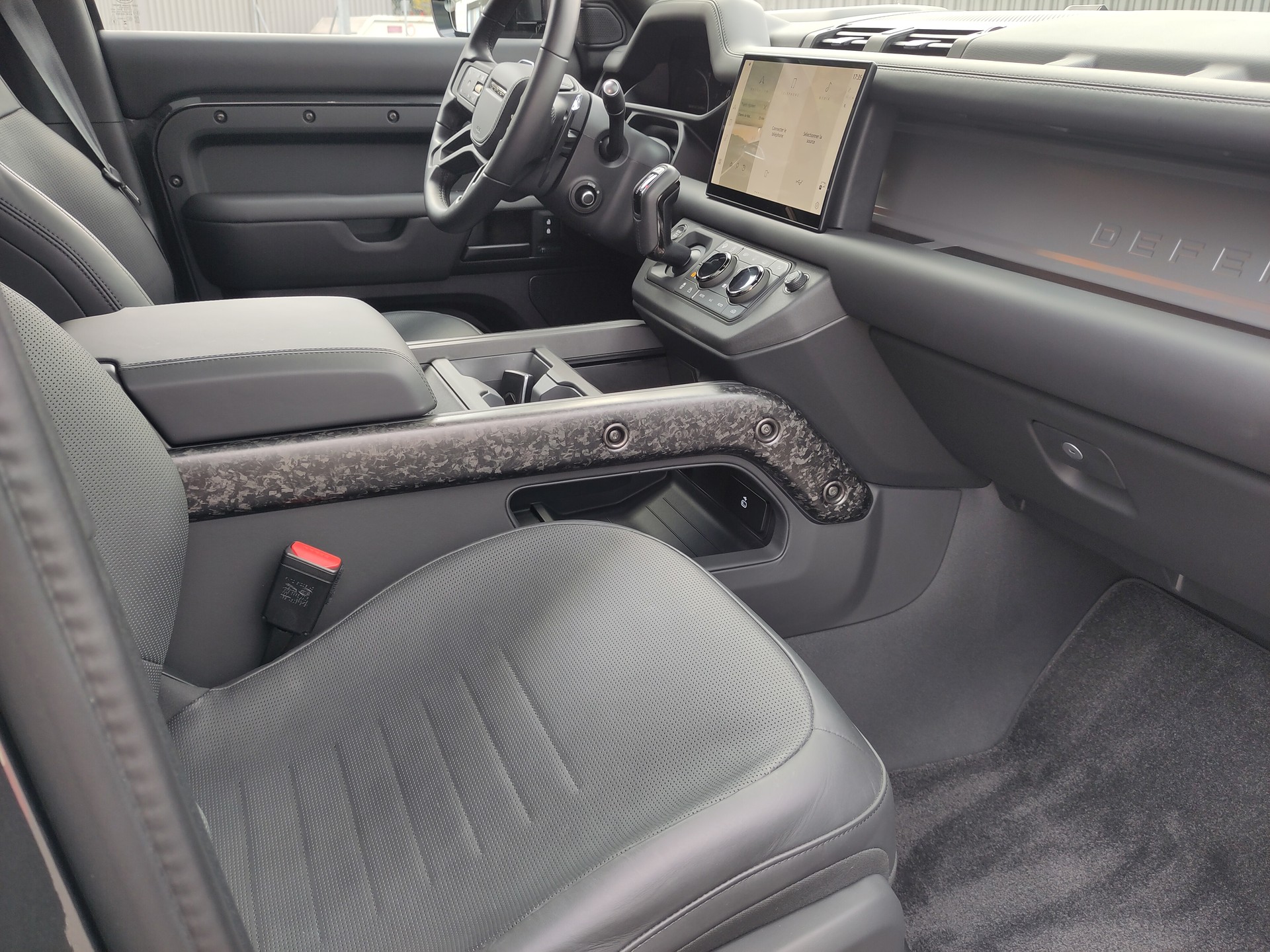 LAND ROVER Defender 110 635 V8 4.4 Octa Edition One AT8-image-6