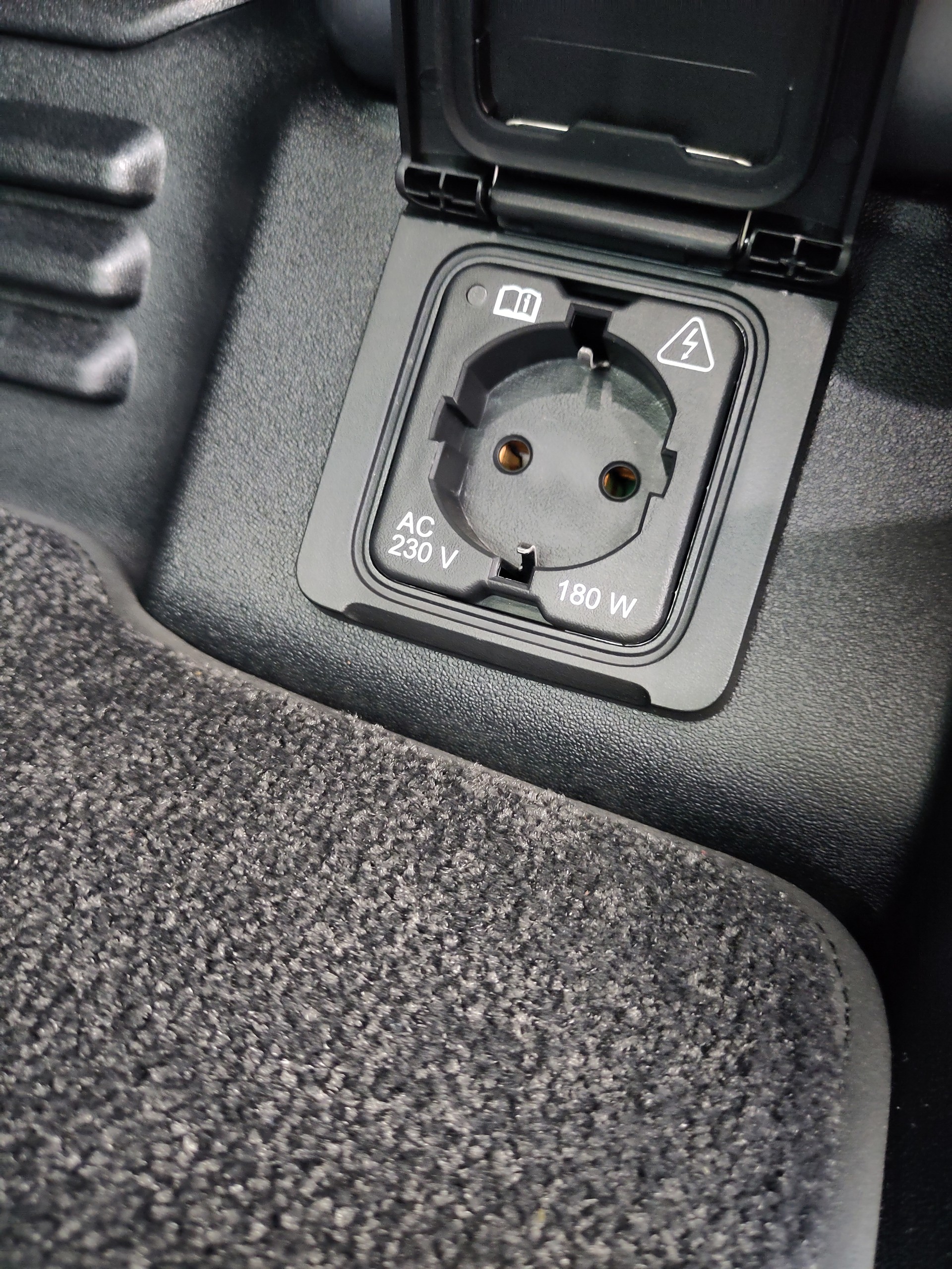 LAND ROVER Defender 110 635 V8 4.4 Octa Edition One AT8-image-21