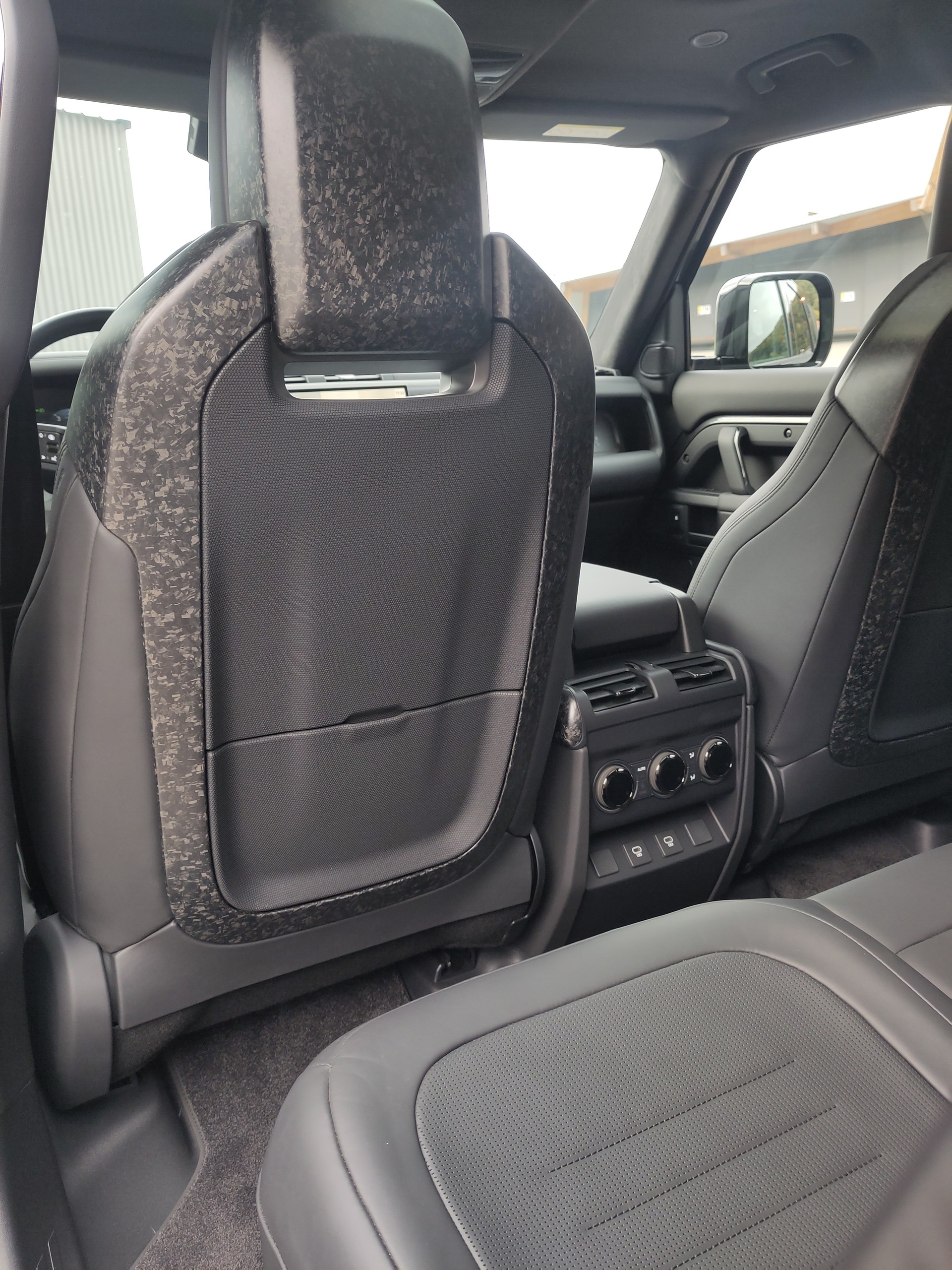 LAND ROVER Defender 110 635 V8 4.4 Octa Edition One AT8-image-9