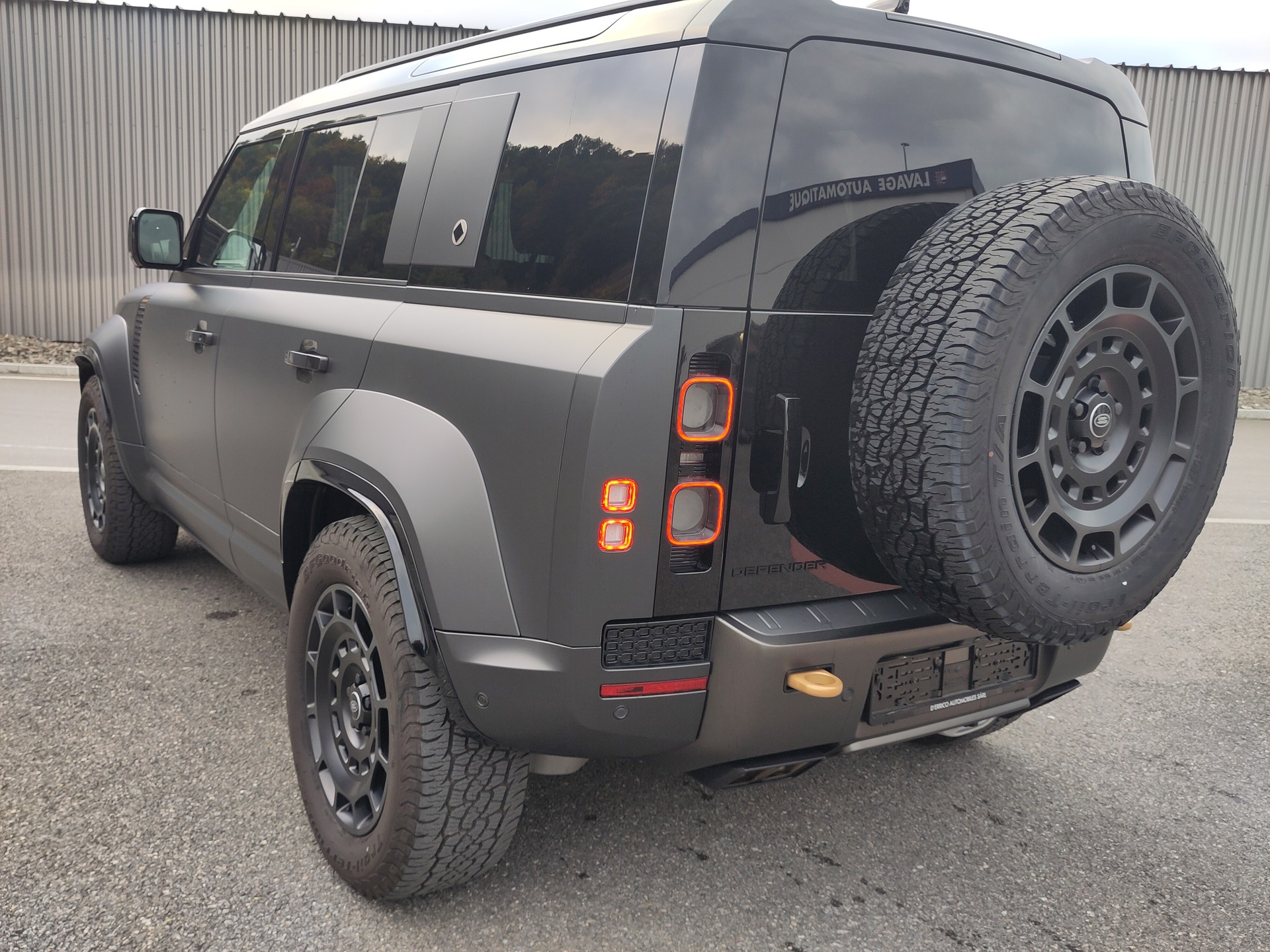 LAND ROVER Defender 110 635 V8 4.4 Octa Edition One AT8-showroom-element-2