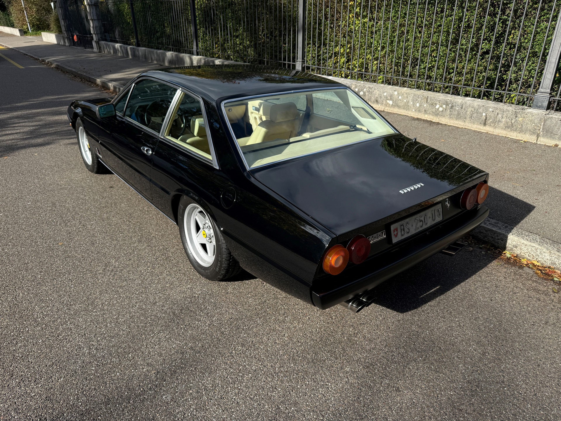 FERRARI 400 Automatic-showroom-element-1
