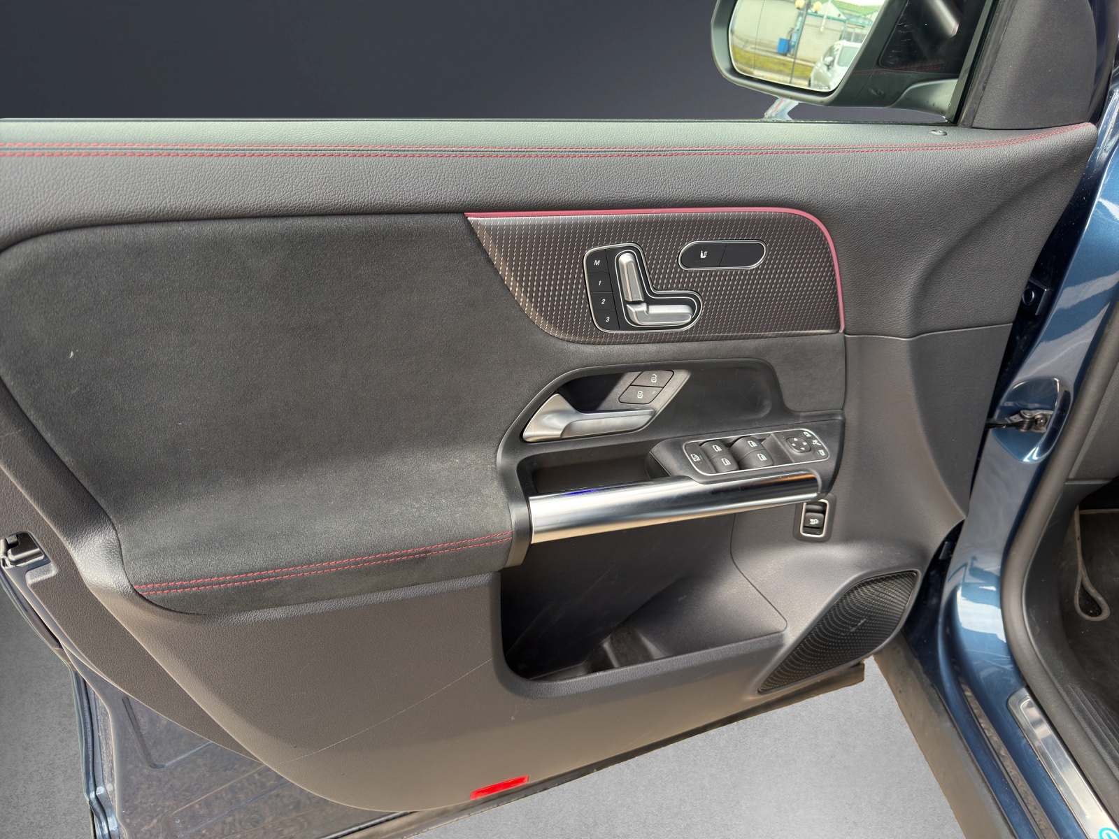 MERCEDES-BENZ EQA 300 AMG Line 4Matic-image-12