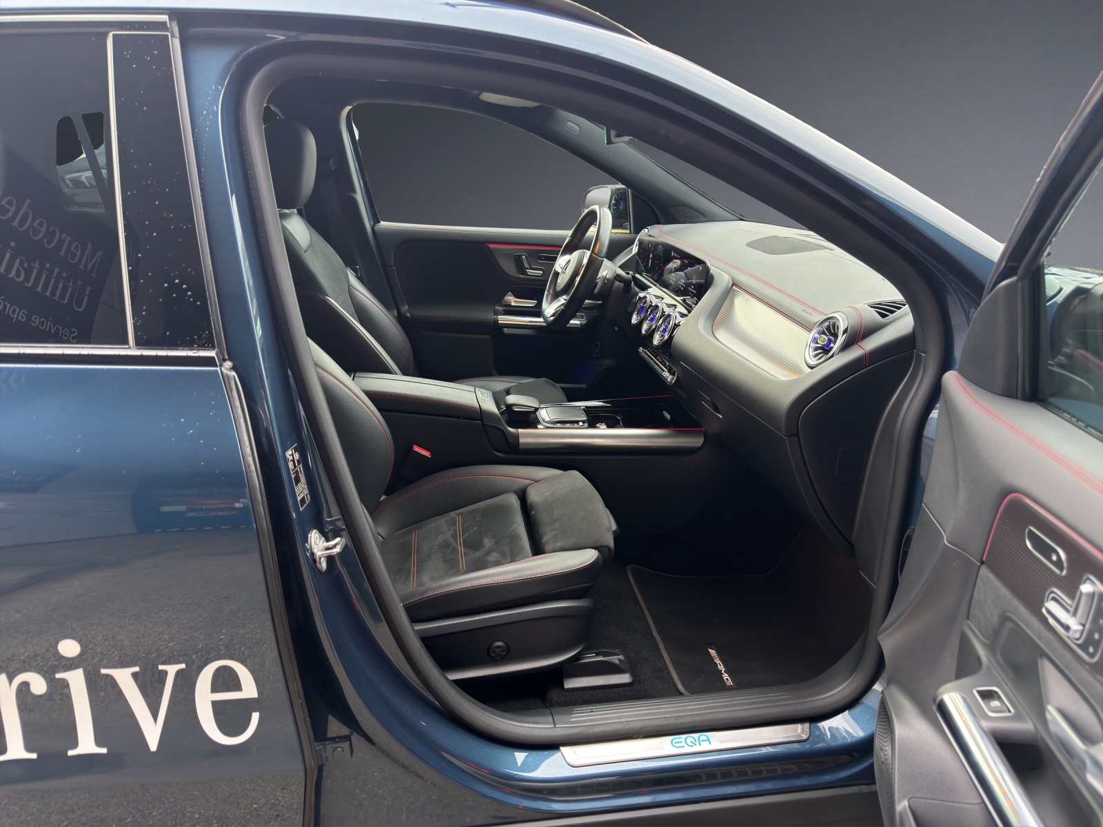 MERCEDES-BENZ EQA 300 AMG Line 4Matic-image-6