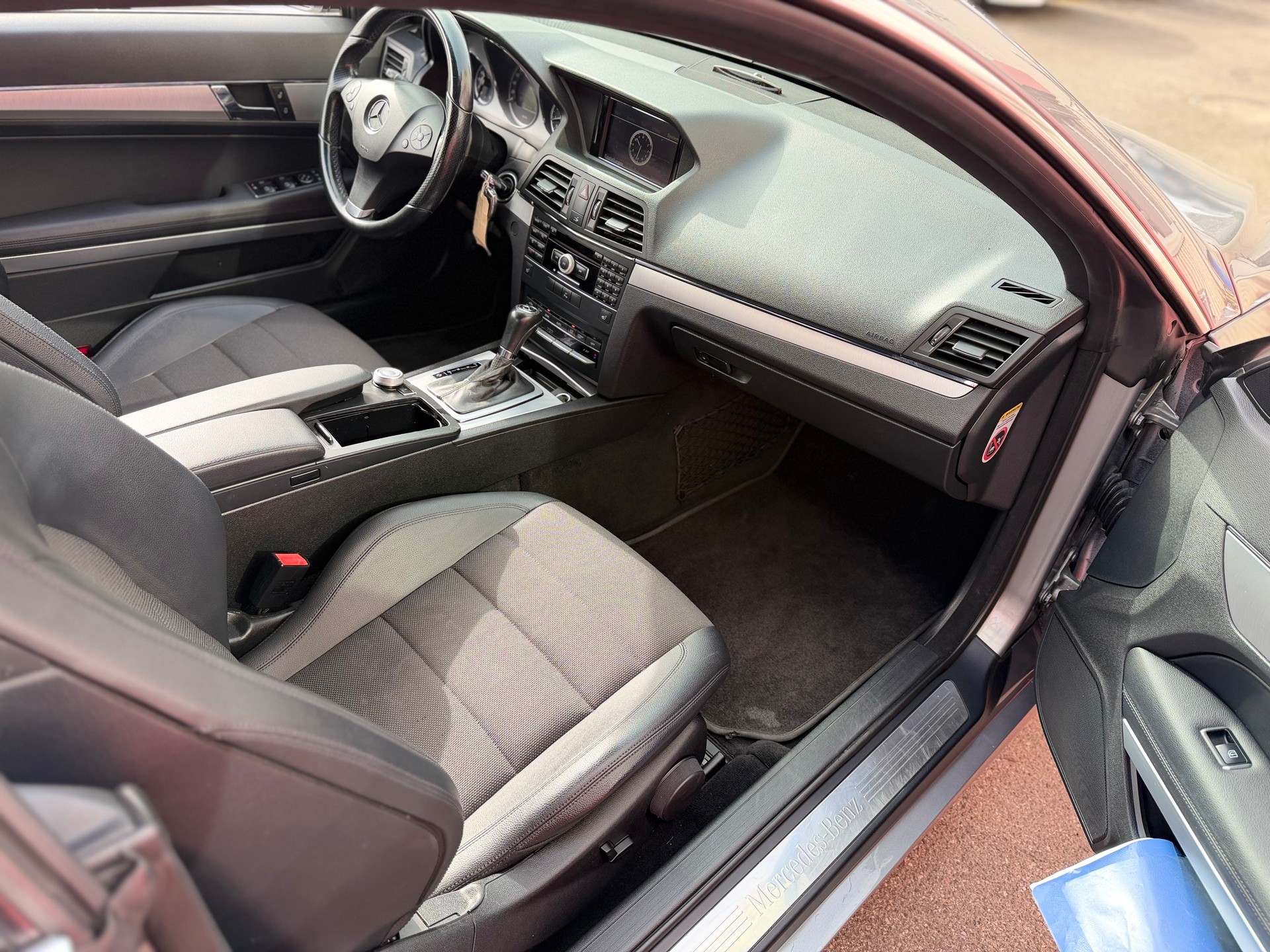 MERCEDES-BENZ E 200 CGI BlueEfficiency Automatic-image-7