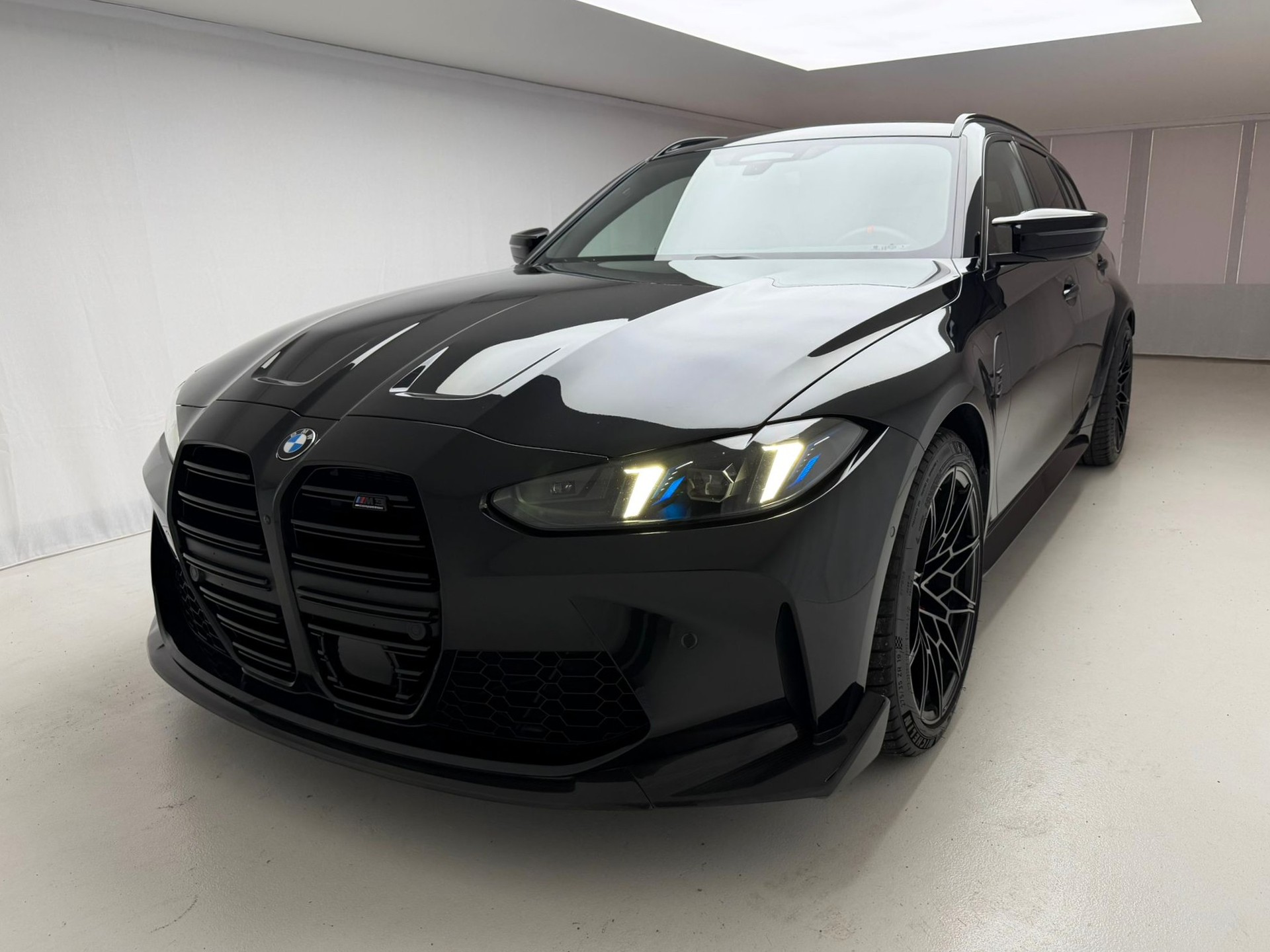 BMW M3 Touring xDrive Competition M-showroom-element-2