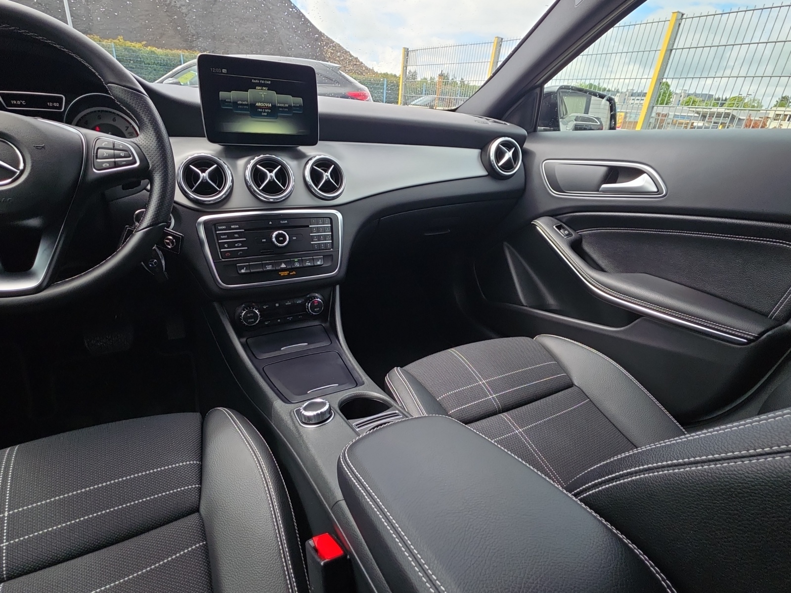 MERCEDES-BENZ GLA 200 Night Star 7G-DCT-image-12