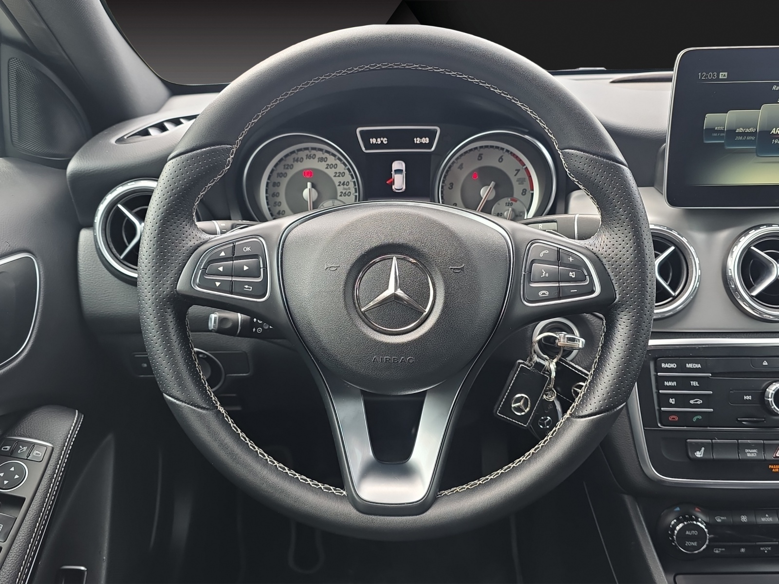 MERCEDES-BENZ GLA 200 Night Star 7G-DCT-image-8