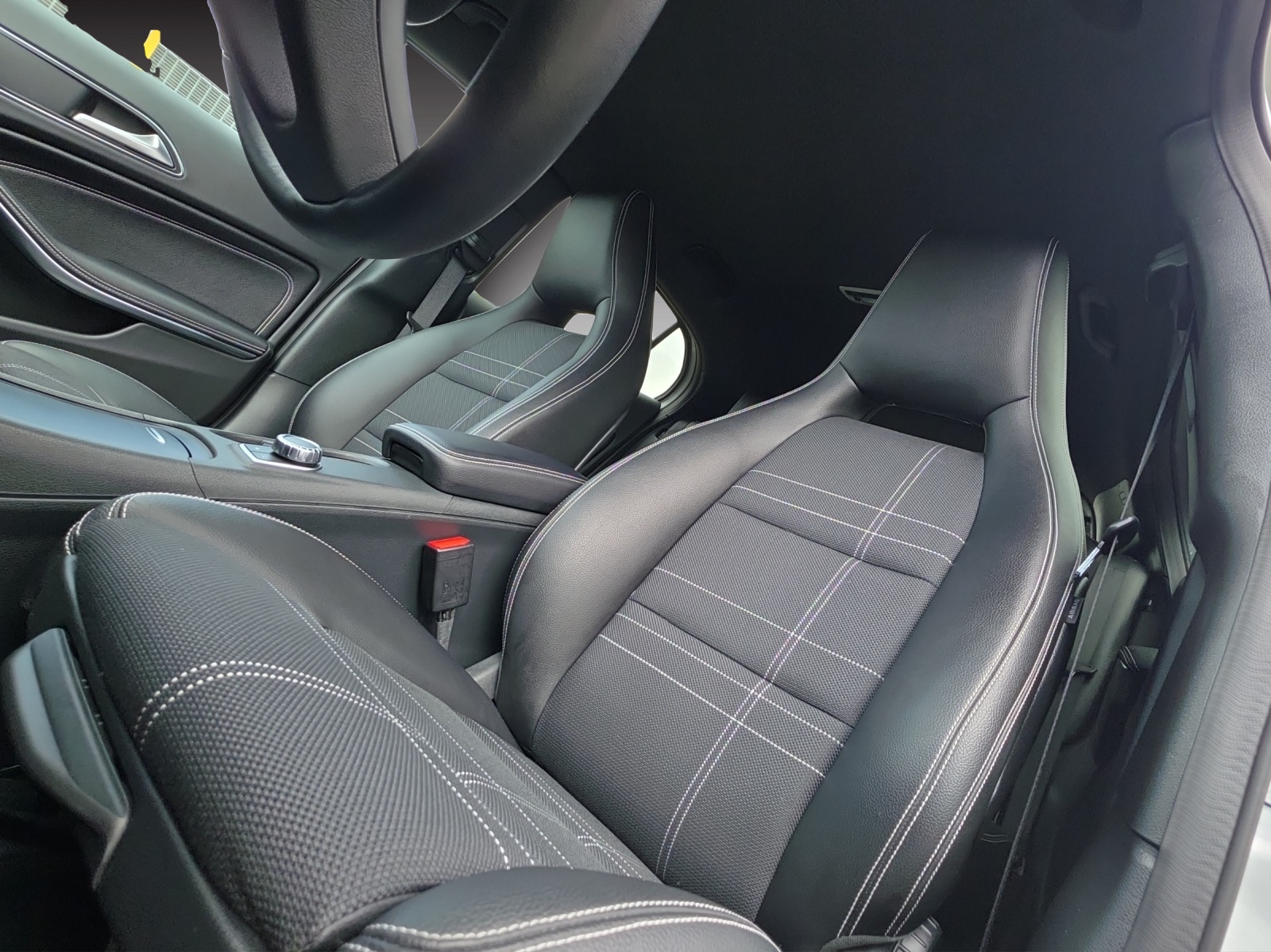 MERCEDES-BENZ GLA 200 Night Star 7G-DCT-image-13