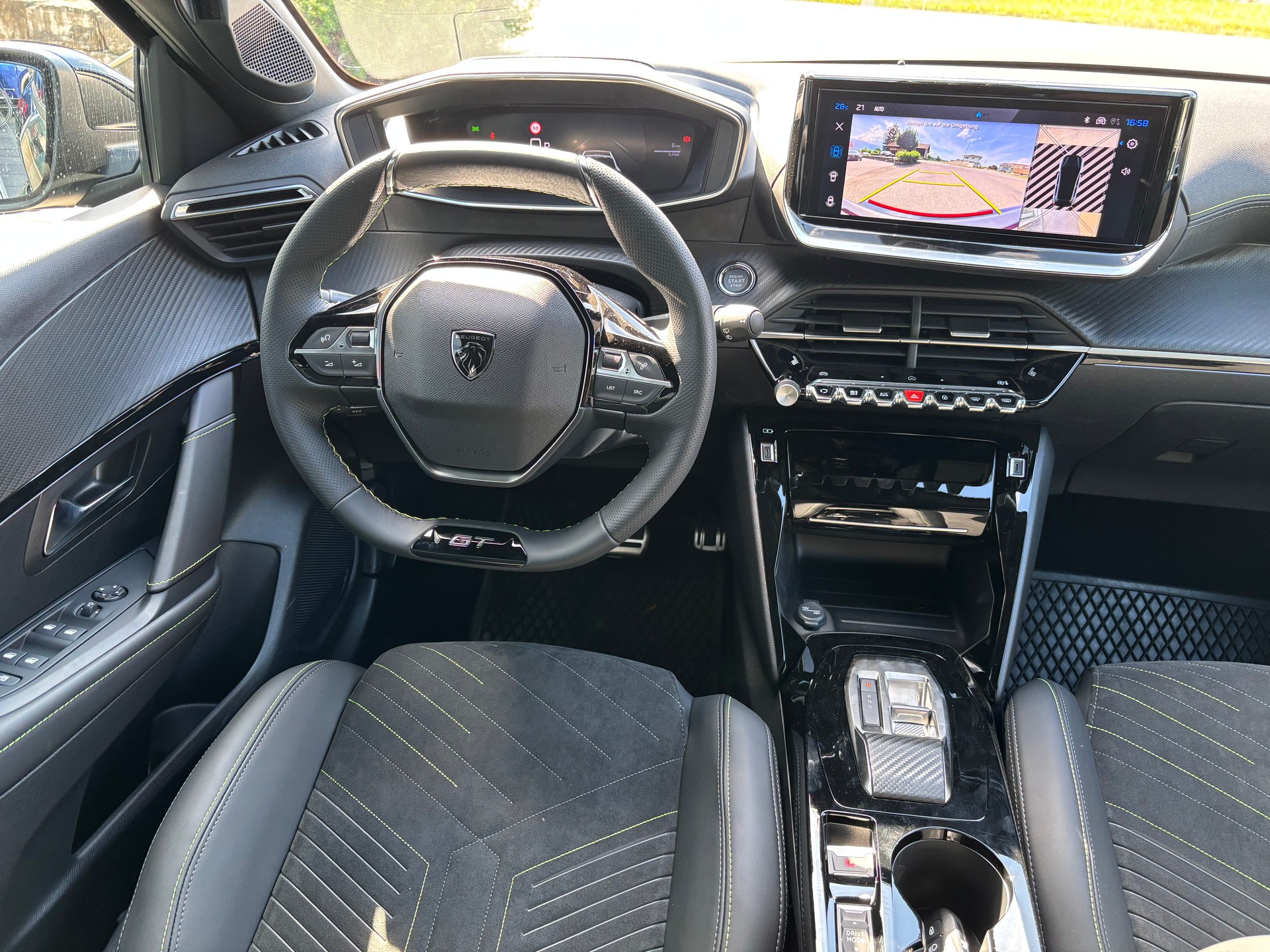 PEUGEOT 208 1.2 MHEV 145 GT-image-9