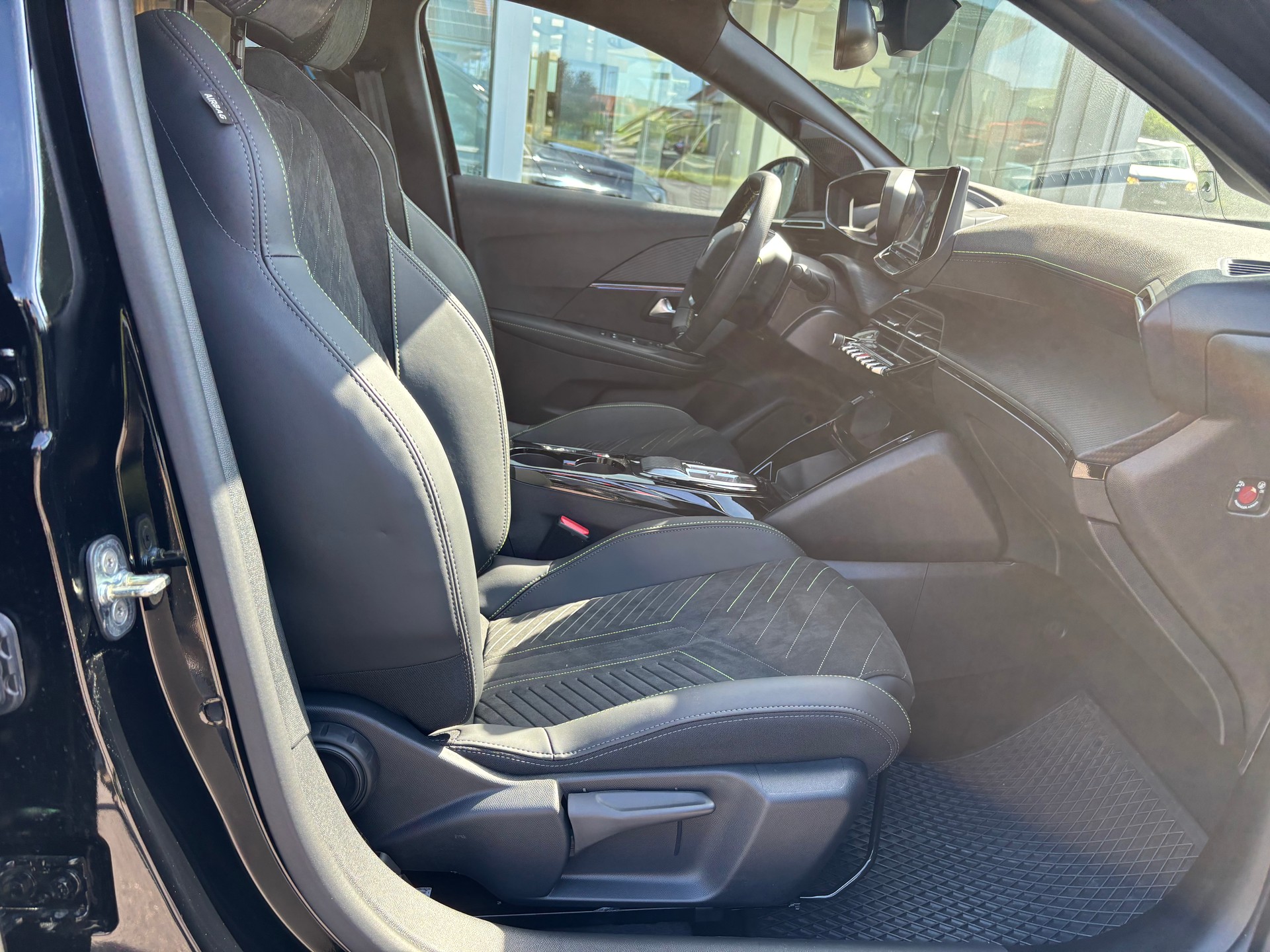 PEUGEOT 208 1.2 MHEV 145 GT-image-7