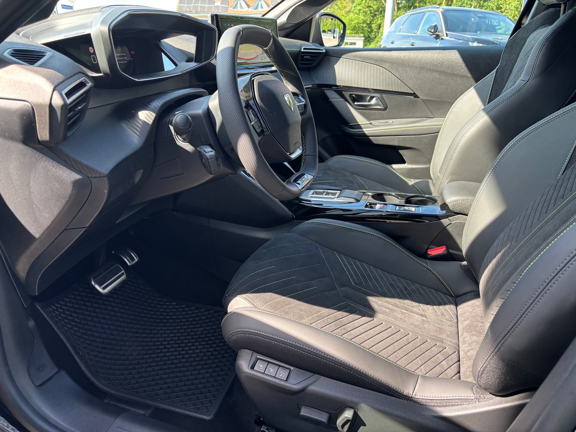 PEUGEOT 208 1.2 MHEV 145 GT-image-10