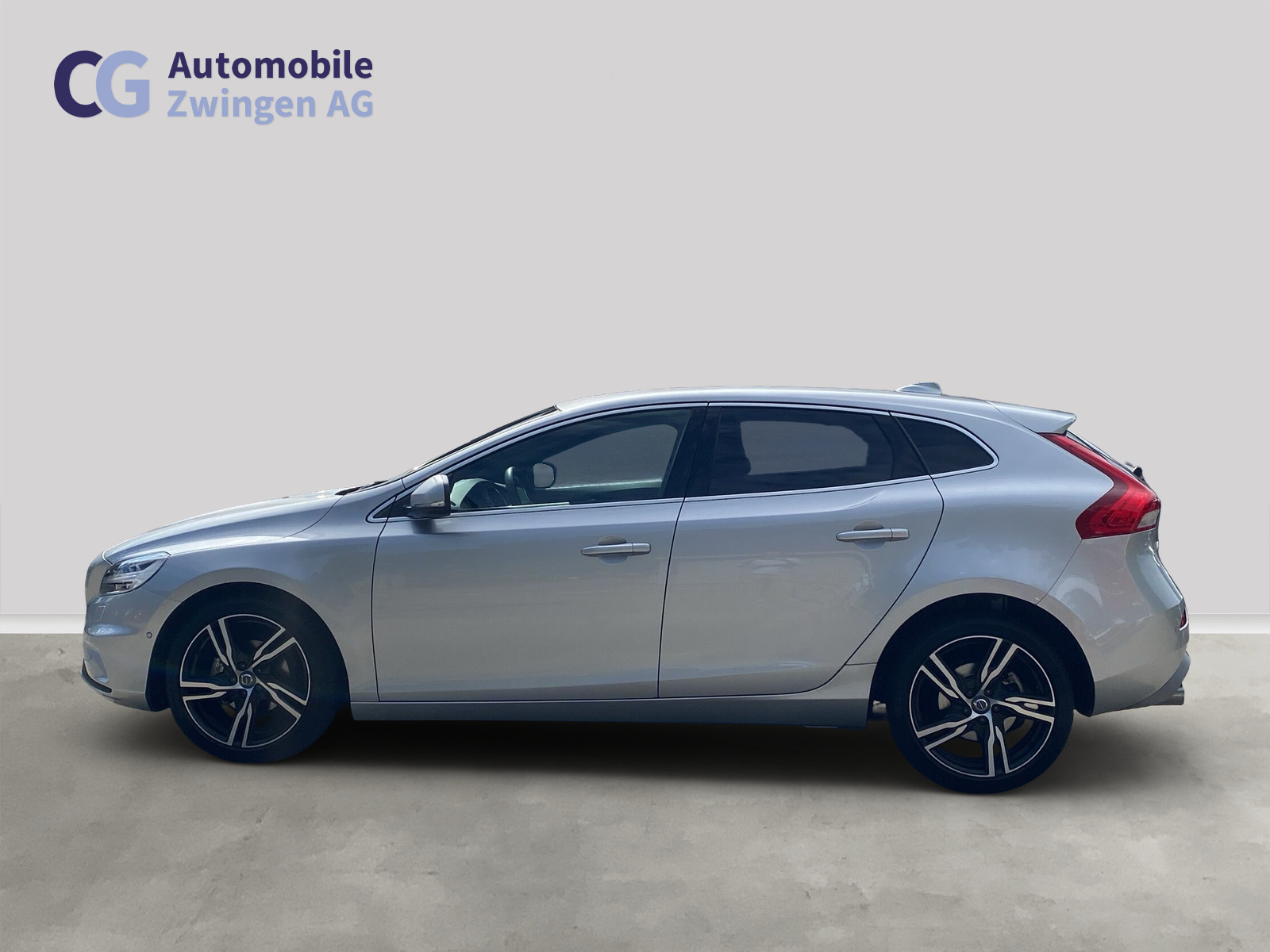 VOLVO V40 D2 Momentum R-Design-showroom-element-2