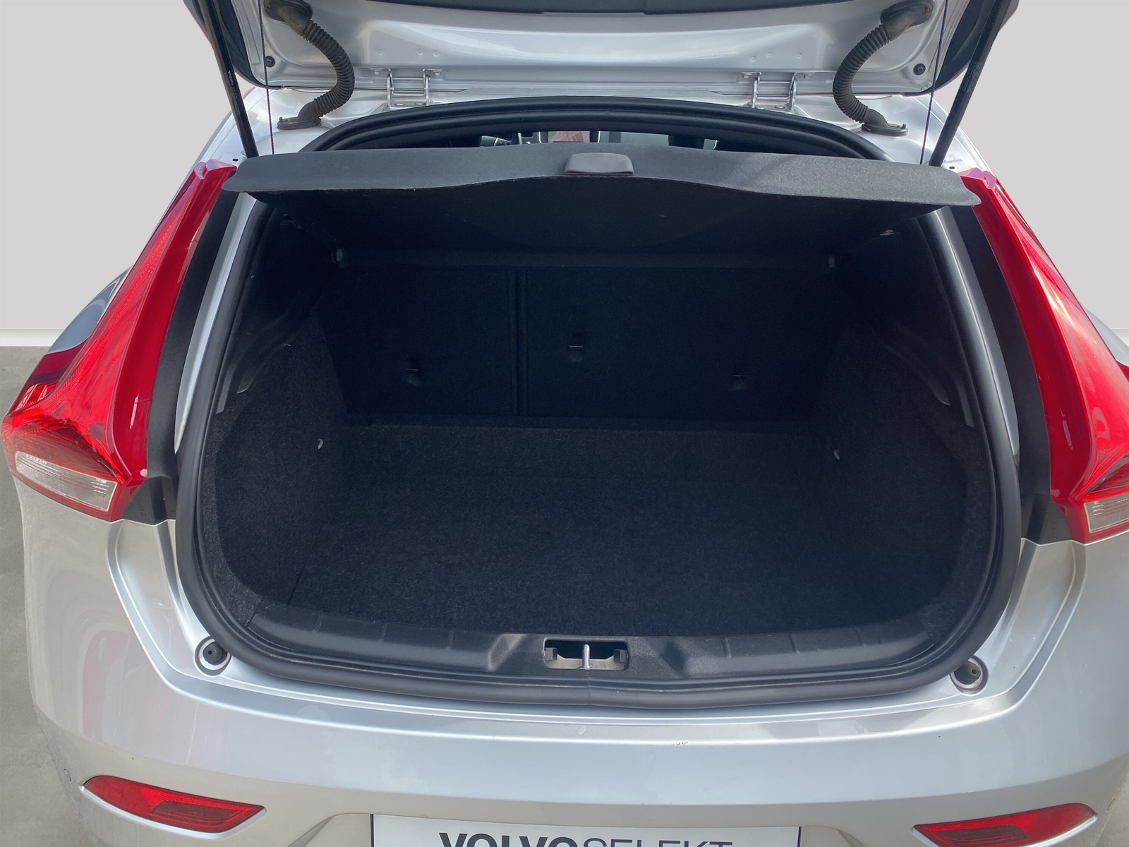 VOLVO V40 D2 Momentum R-Design-image-6
