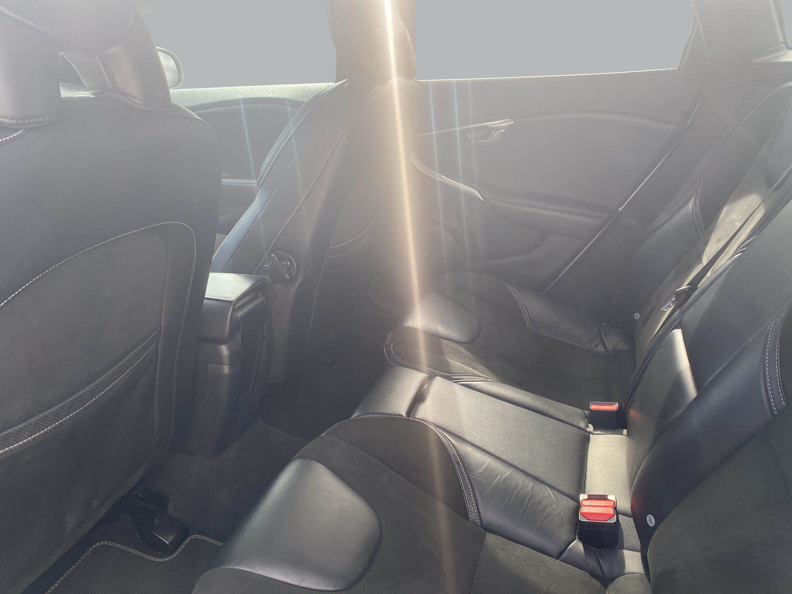 VOLVO V40 D2 Momentum R-Design-image-8