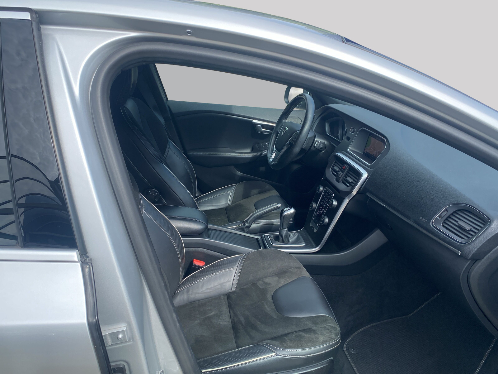 VOLVO V40 D2 Momentum R-Design-image-12