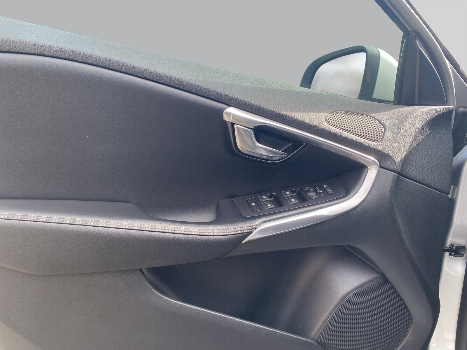 VOLVO V40 D2 Momentum R-Design-image-14