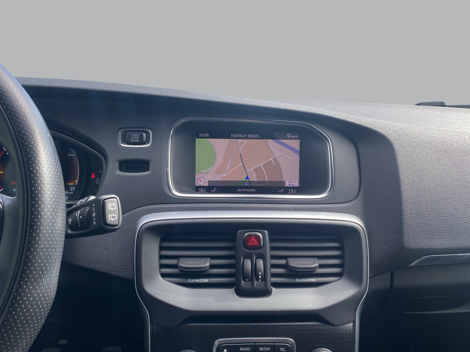 VOLVO V40 D2 Momentum R-Design-image-11