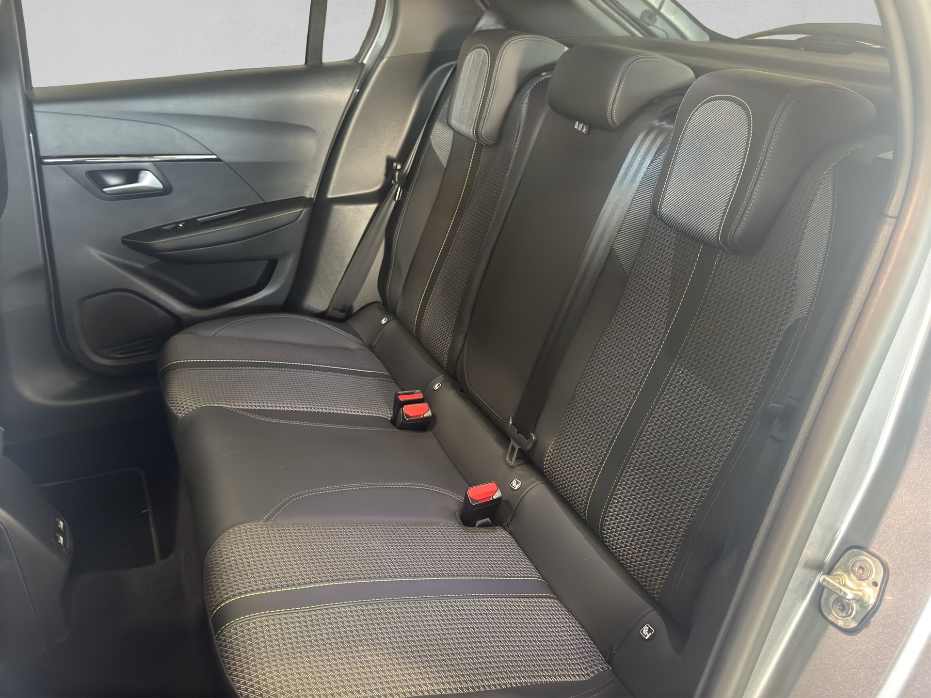 PEUGEOT 208 1.2 PureTech GT Line EAT8-image-11