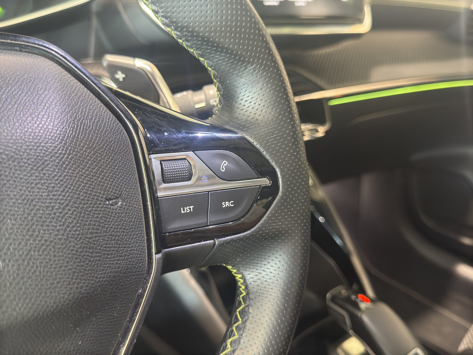 PEUGEOT 208 1.2 PureTech GT Line EAT8-image-17