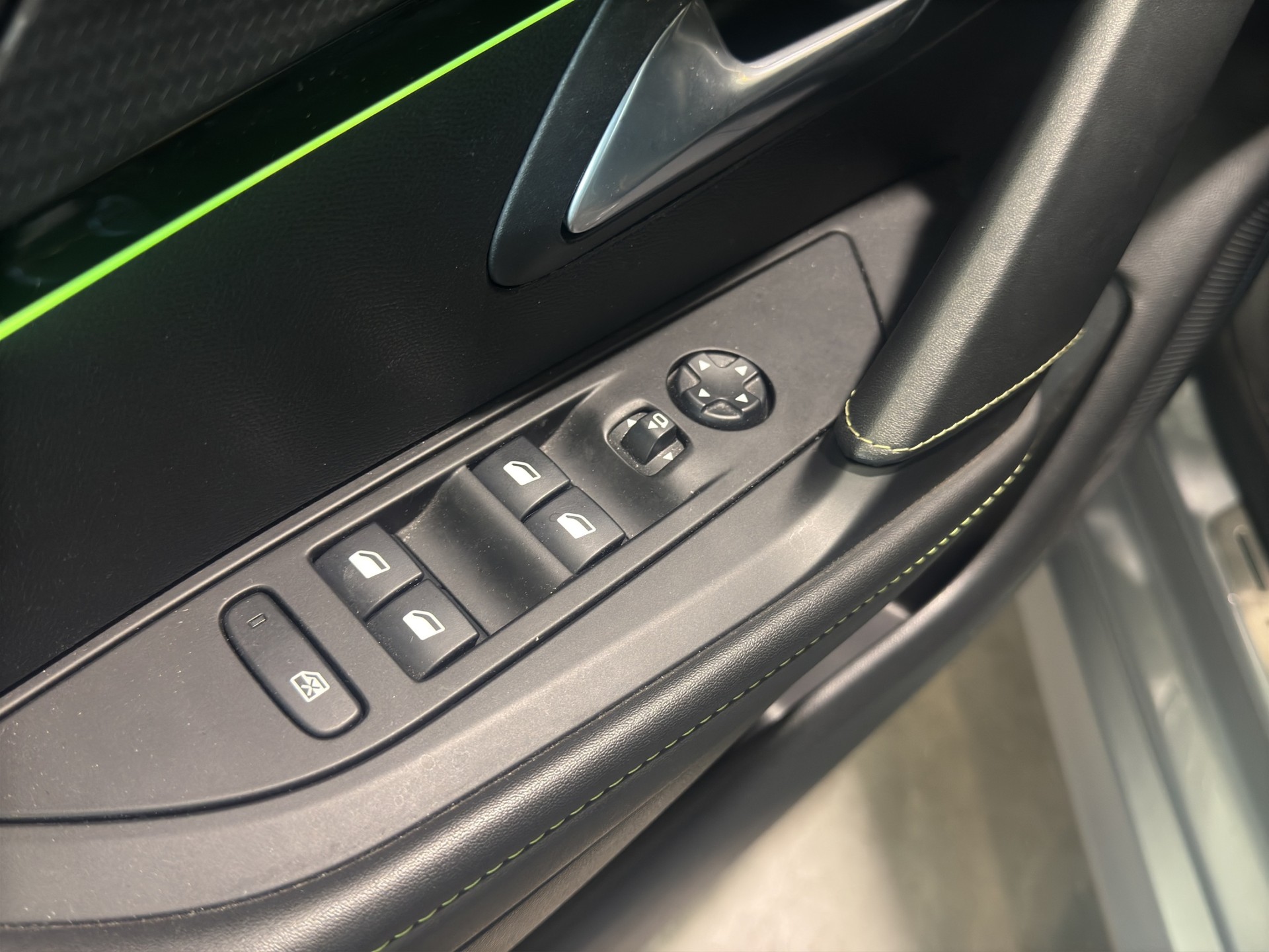 PEUGEOT 208 1.2 PureTech GT Line EAT8-image-10