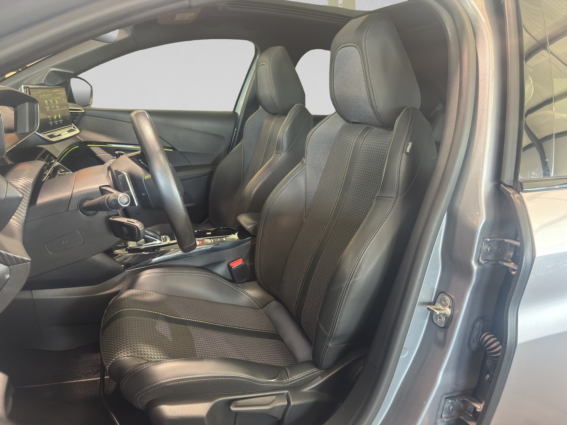 PEUGEOT 208 1.2 PureTech GT Line EAT8-image-7
