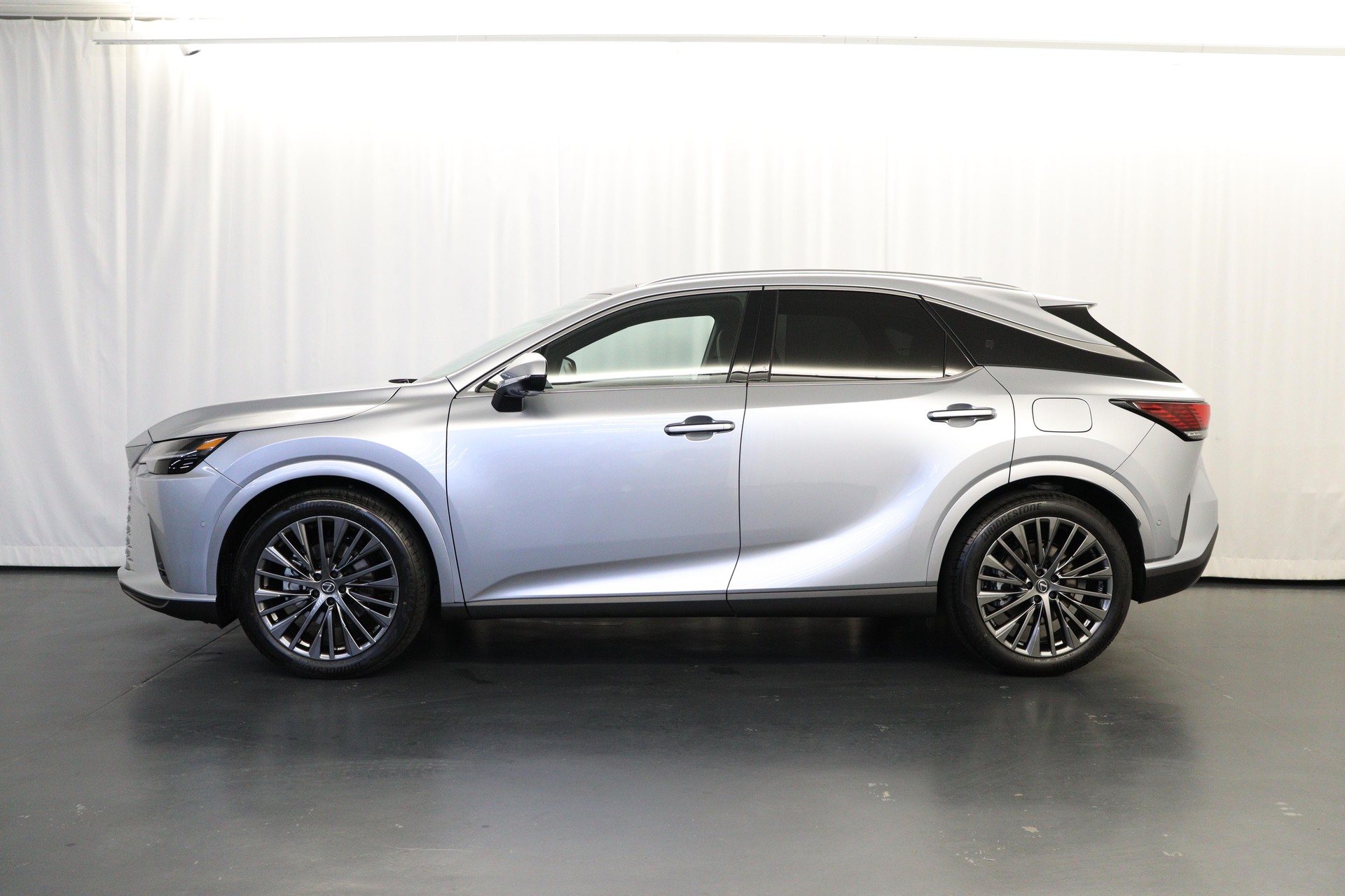 LEXUS RX 450h+ Excellence-showroom-element-3