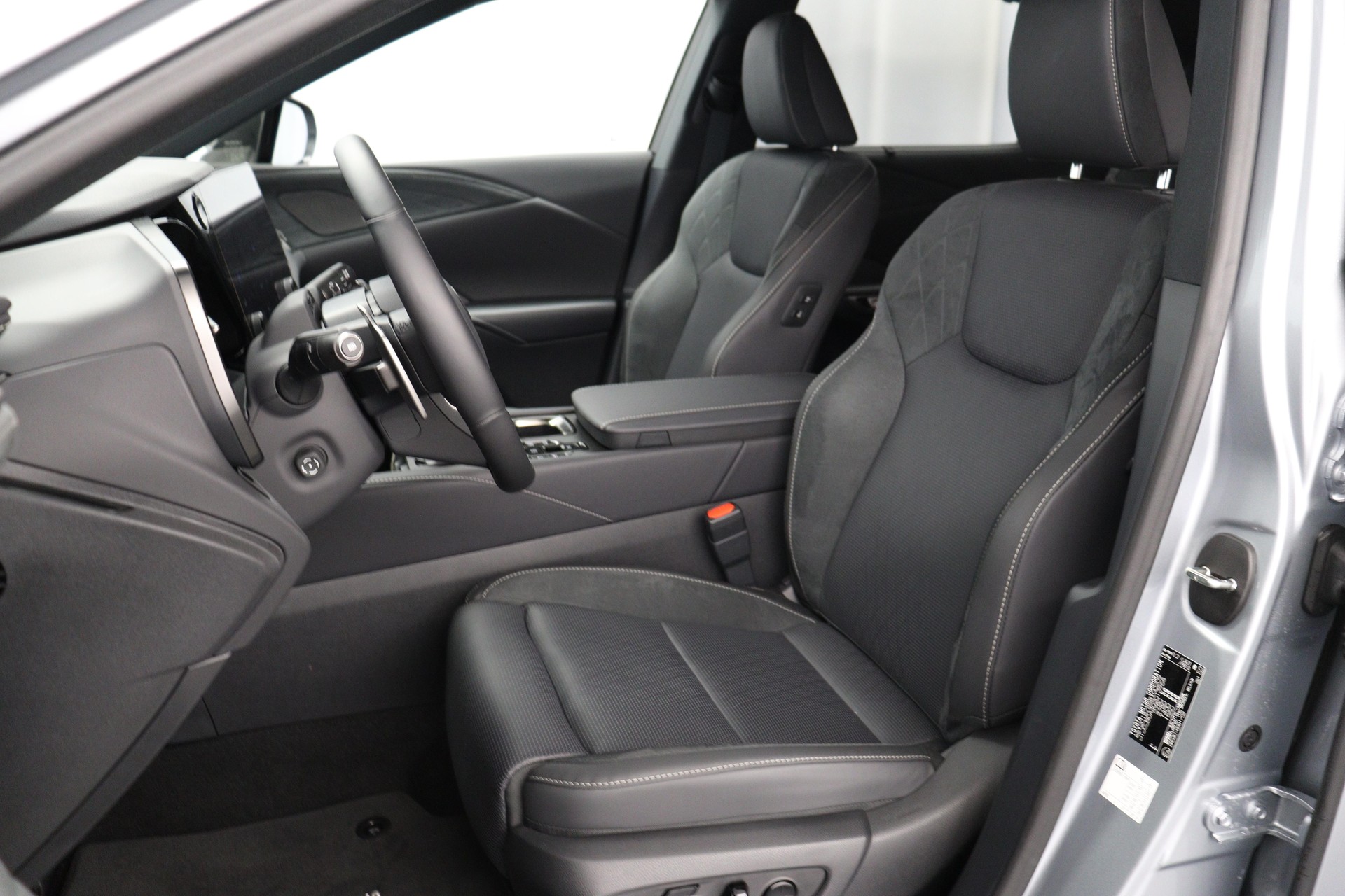 LEXUS RX 450h+ Excellence-showroom-element-2
