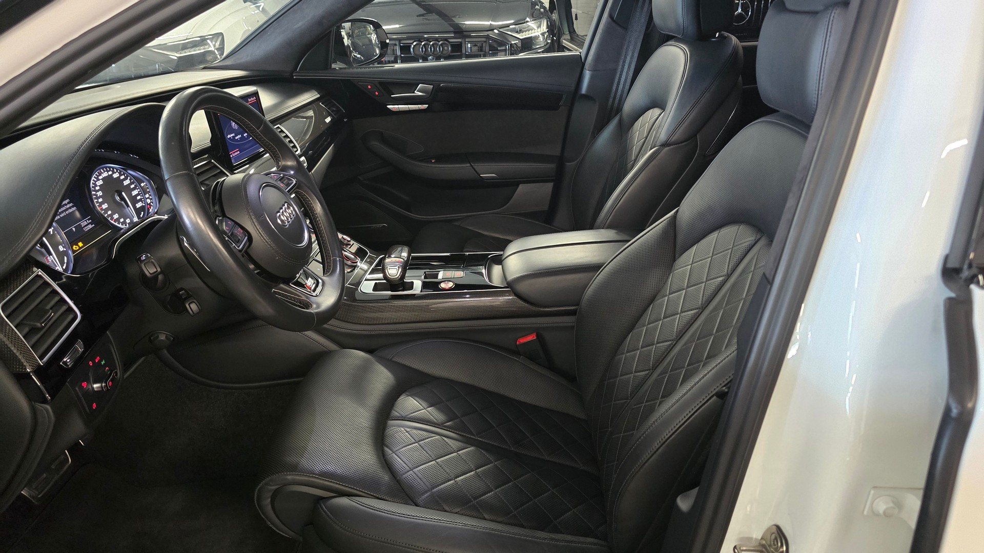AUDI S8 4.0 TFSI V8 plus quattro tiptronic-image-18