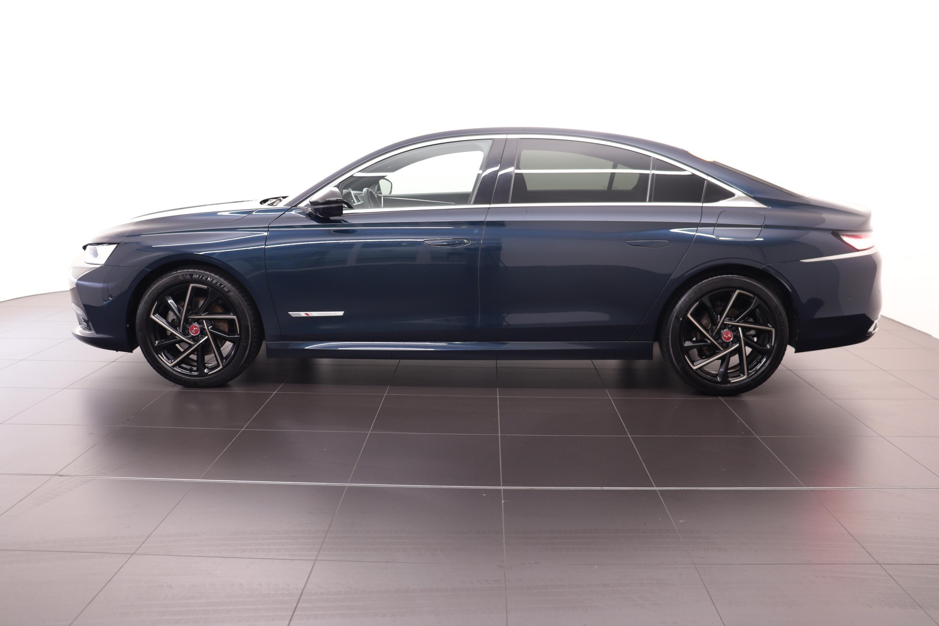 DS AUTOMOBILES 9 1.6 E-Tense Performance Line+-showroom-element-3